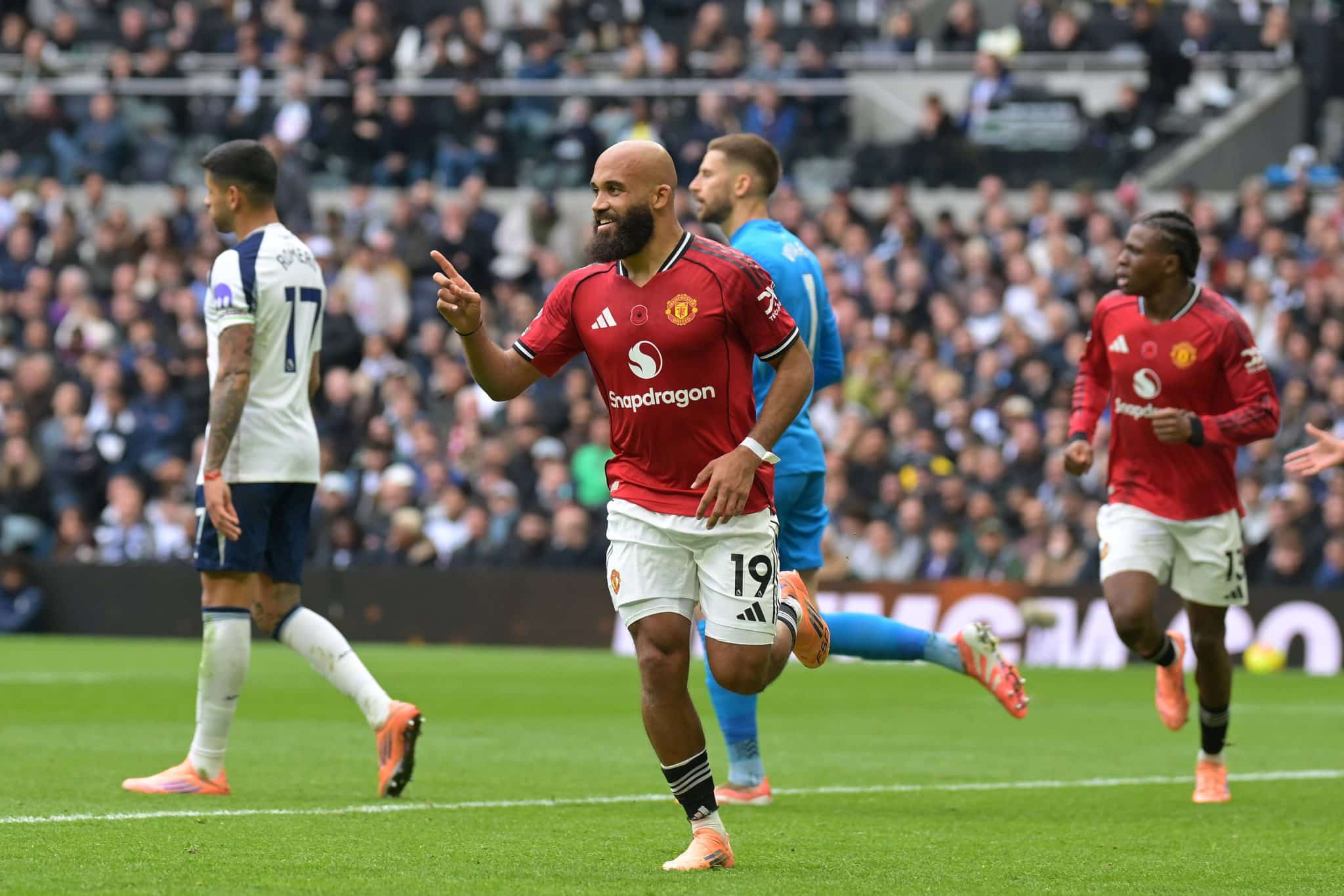 Mbeumo comemora gol em Tottenham x Manchester United