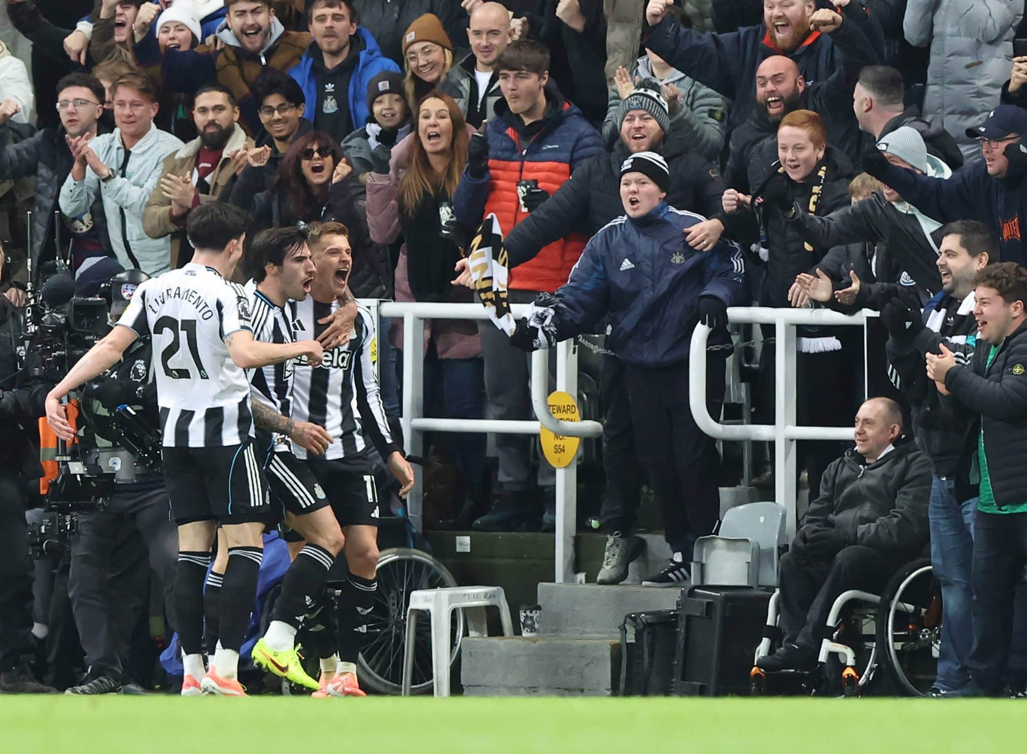 Jogadores do Newcastle comemoram gol no City 