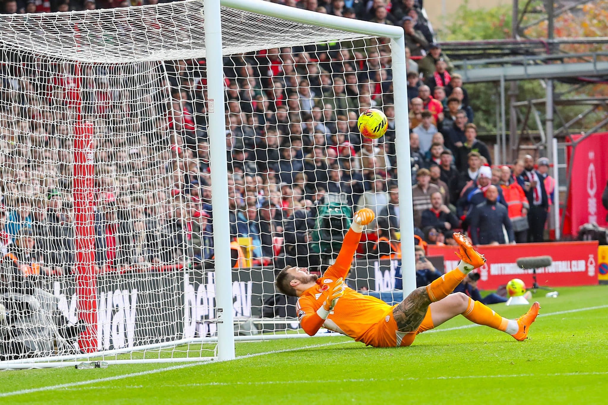 Defesa&ccedil;a de Perri em Leeds x Forest