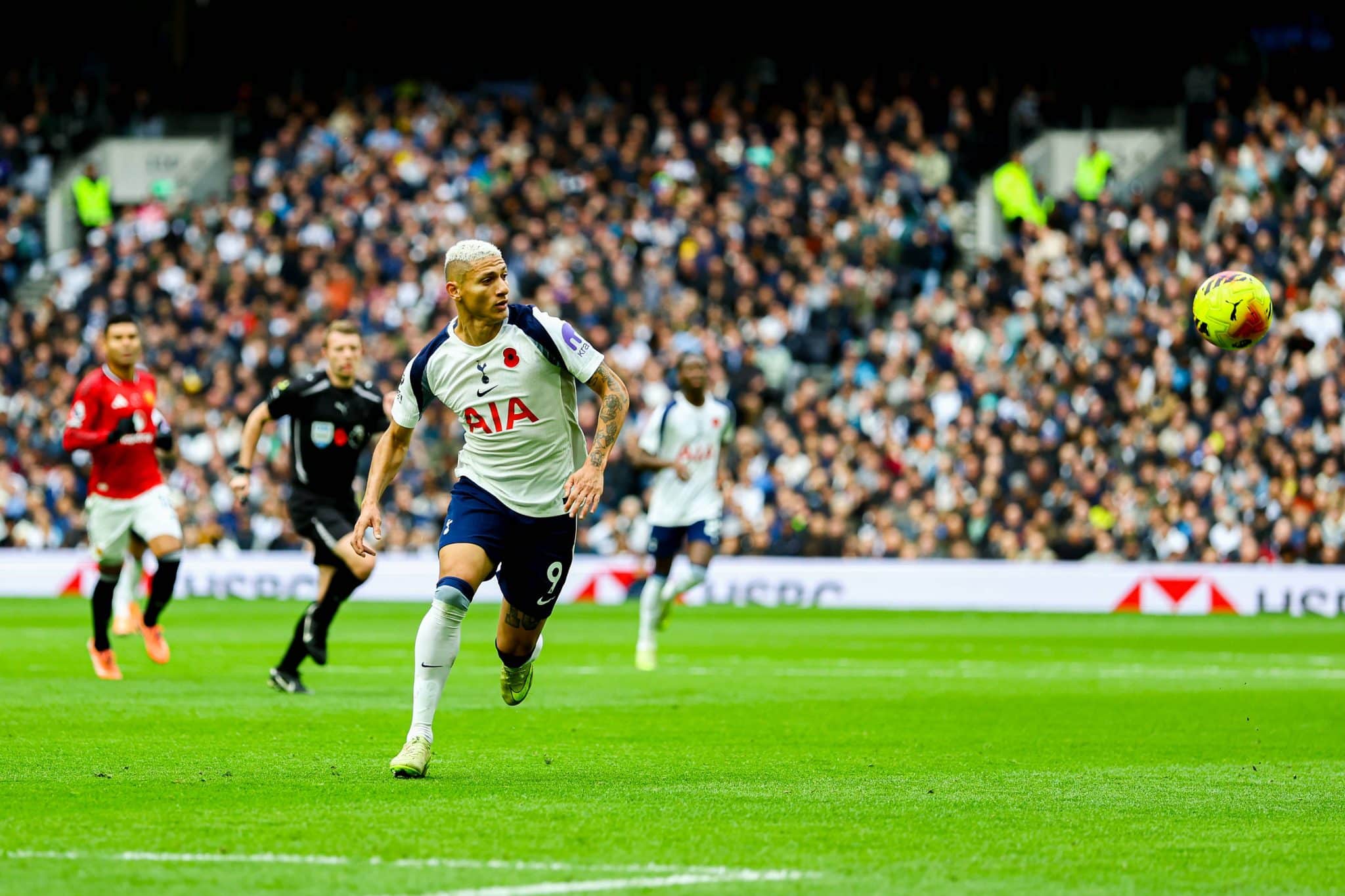 Drama, reviravoltas e brasileiro her&oacute;i: O &lsquo;estranho&rsquo; jogo entre Tottenham e United