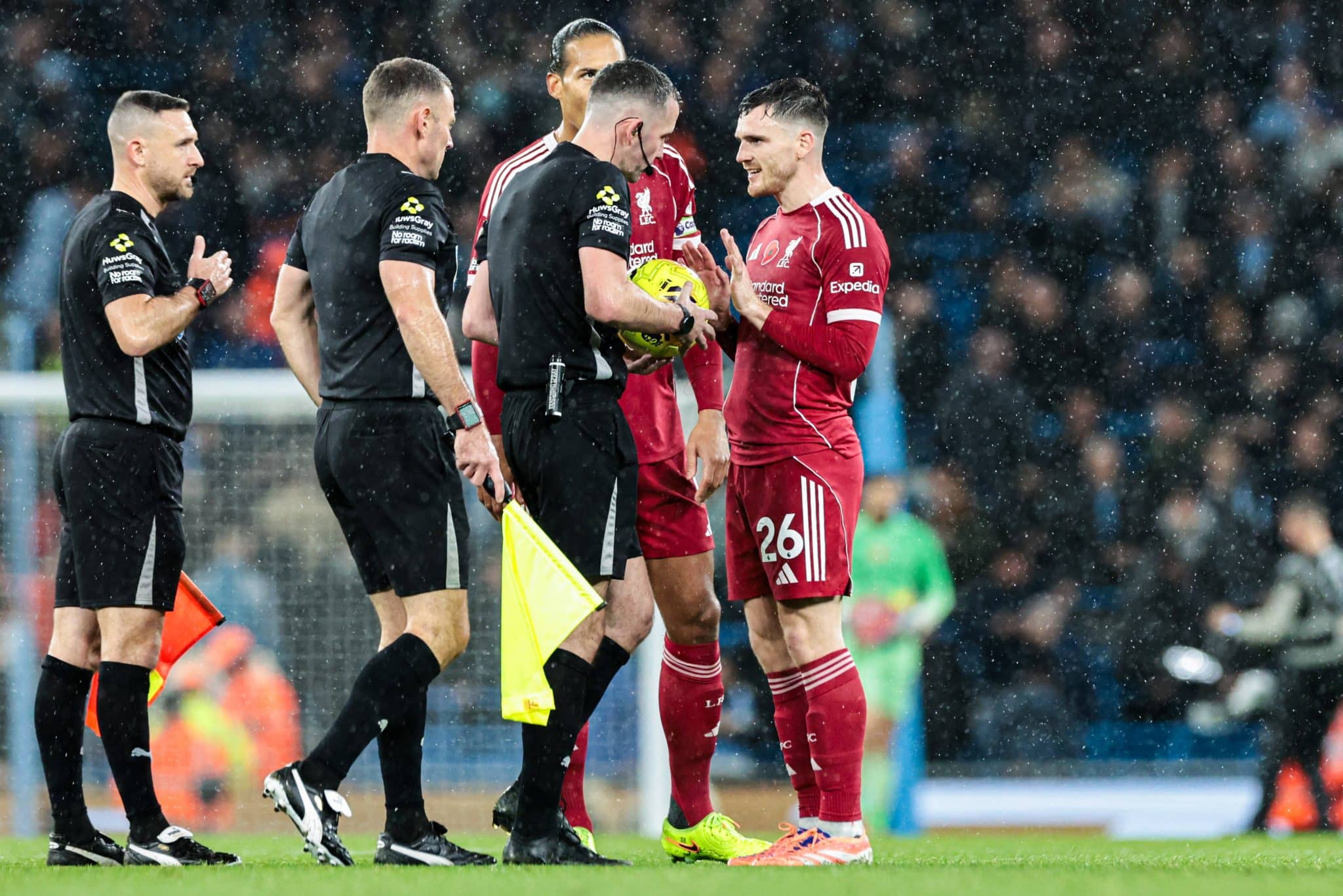 Robertson conversa com a arbitragem ap&oacute;s gol anulado em City x Liverpool