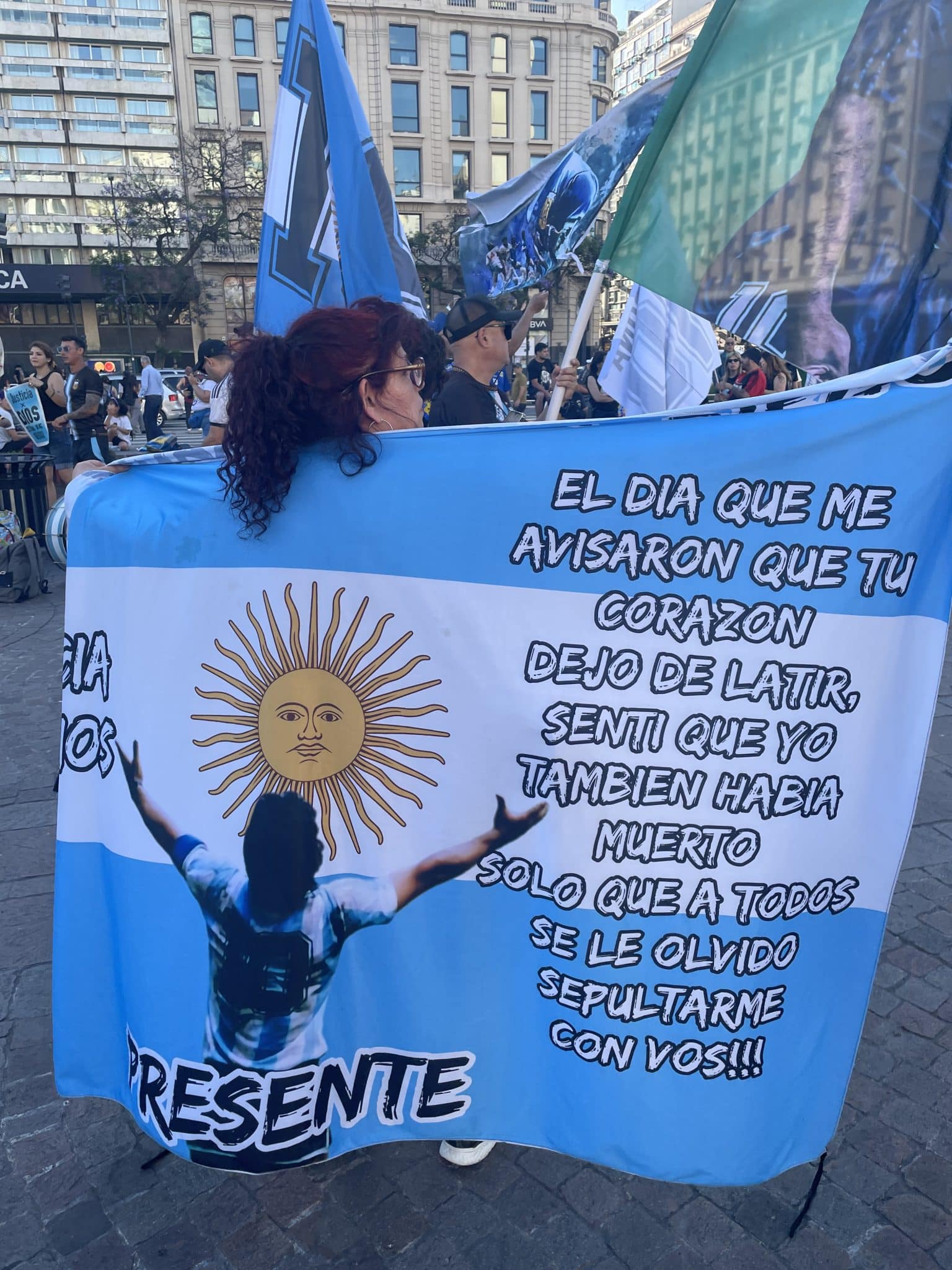 Torcedora homenageia Diego Maradona nos cinco anos da morte do &iacute;dolo