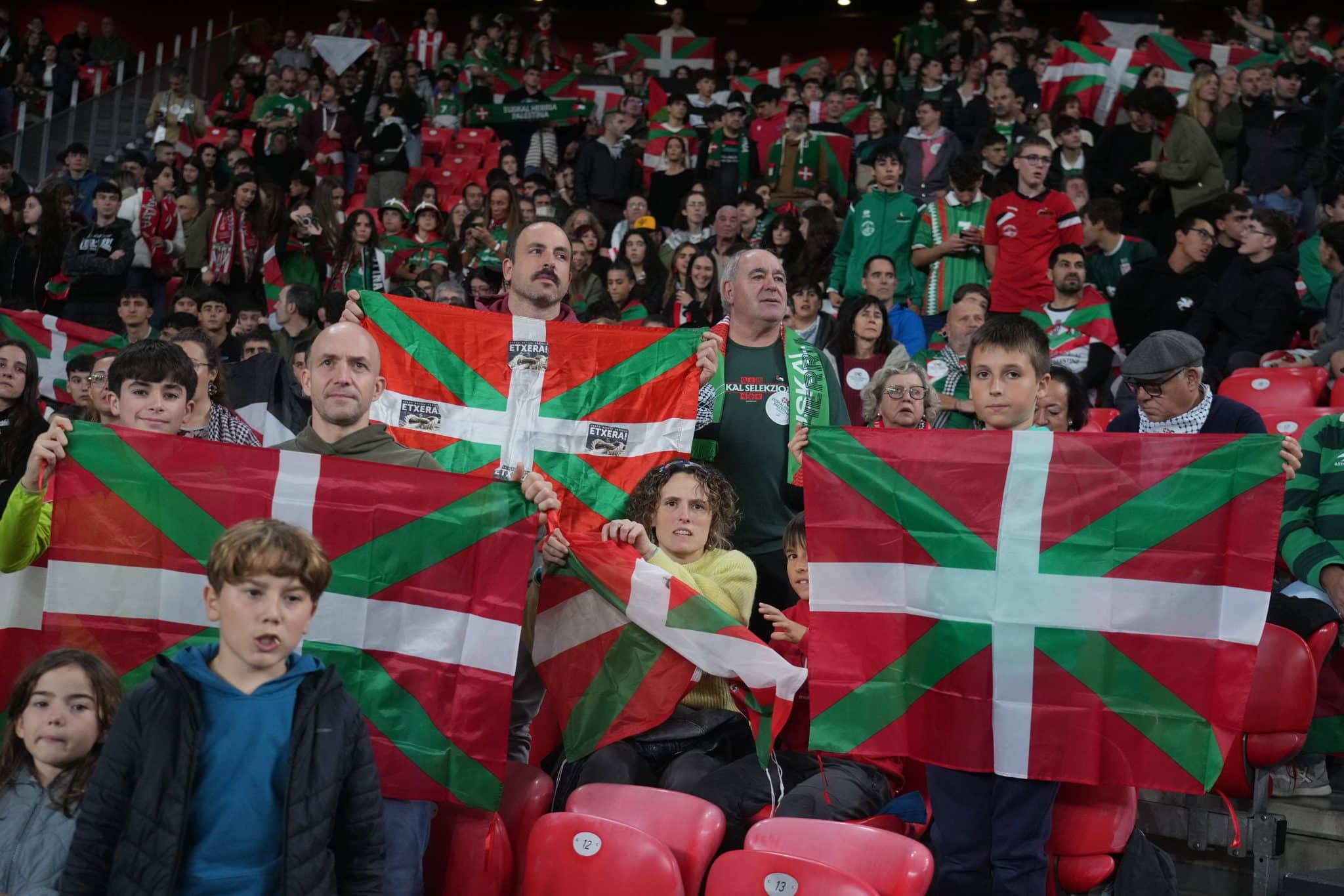 Torcedores do Pa&iacute;s Basco com a bandeira da regi&atilde;o no est&aacute;dio em San Mam&eacute;s