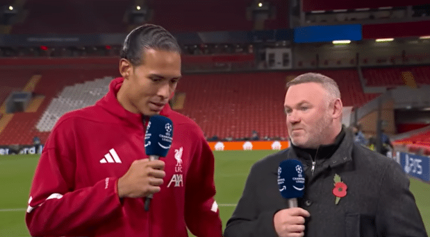Van Dijk e Rooney durante entrevista na Champions League