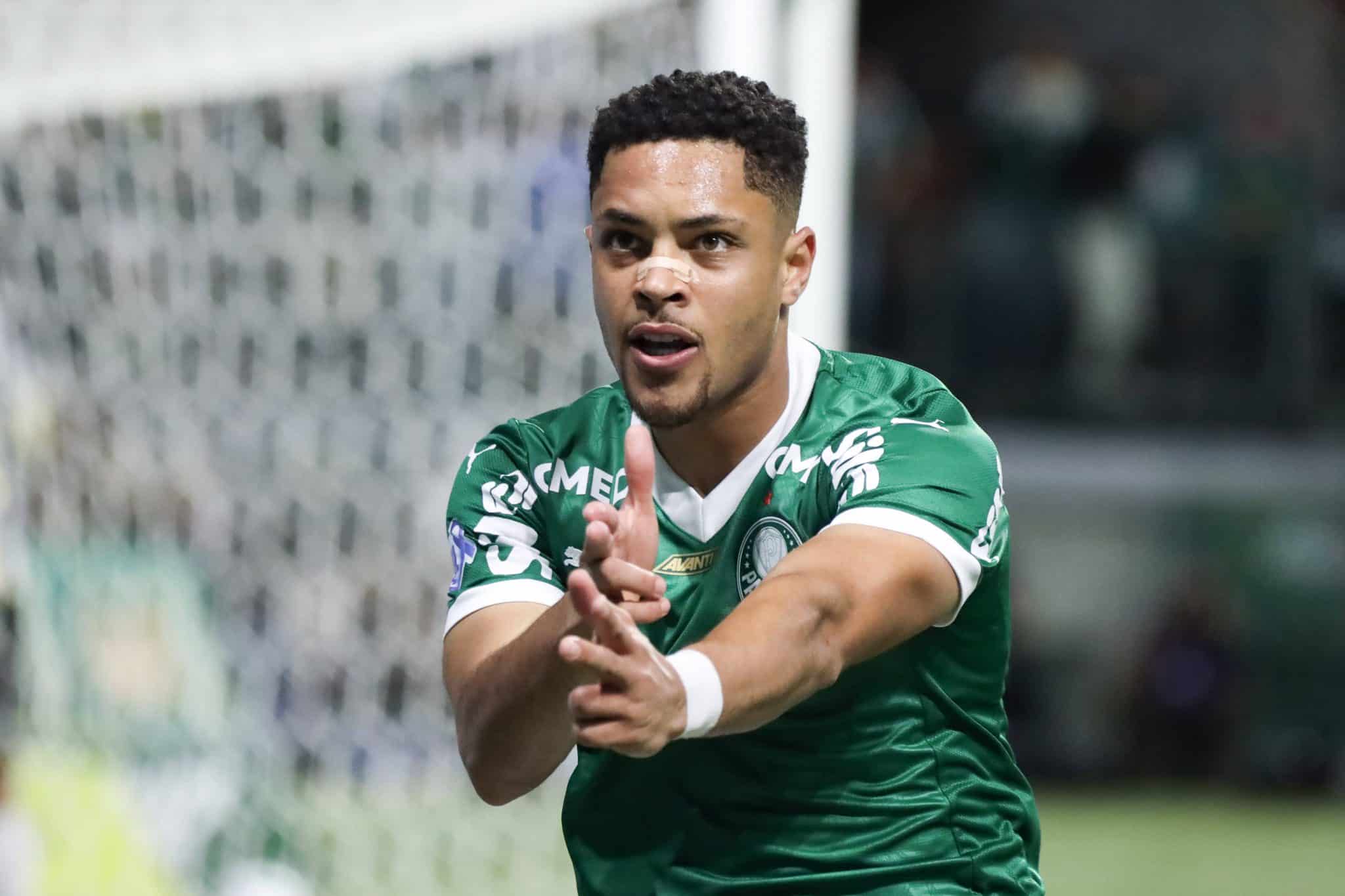 Vitor Roque comemora gol pelo Palmeiras