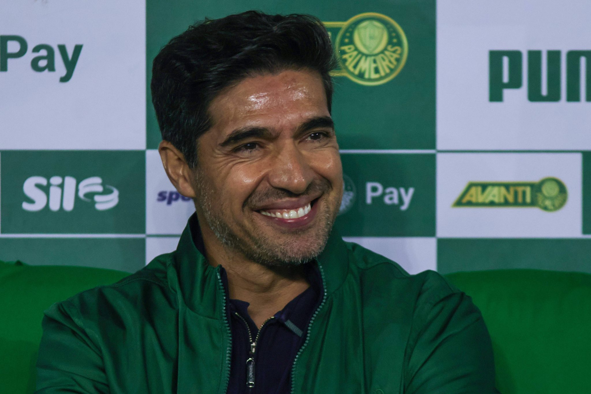 Ao &lsquo;entregar&rsquo; t&iacute;tulo para Flamengo, Abel Ferreira repete estrat&eacute;gia de 2023 no Palmeiras
