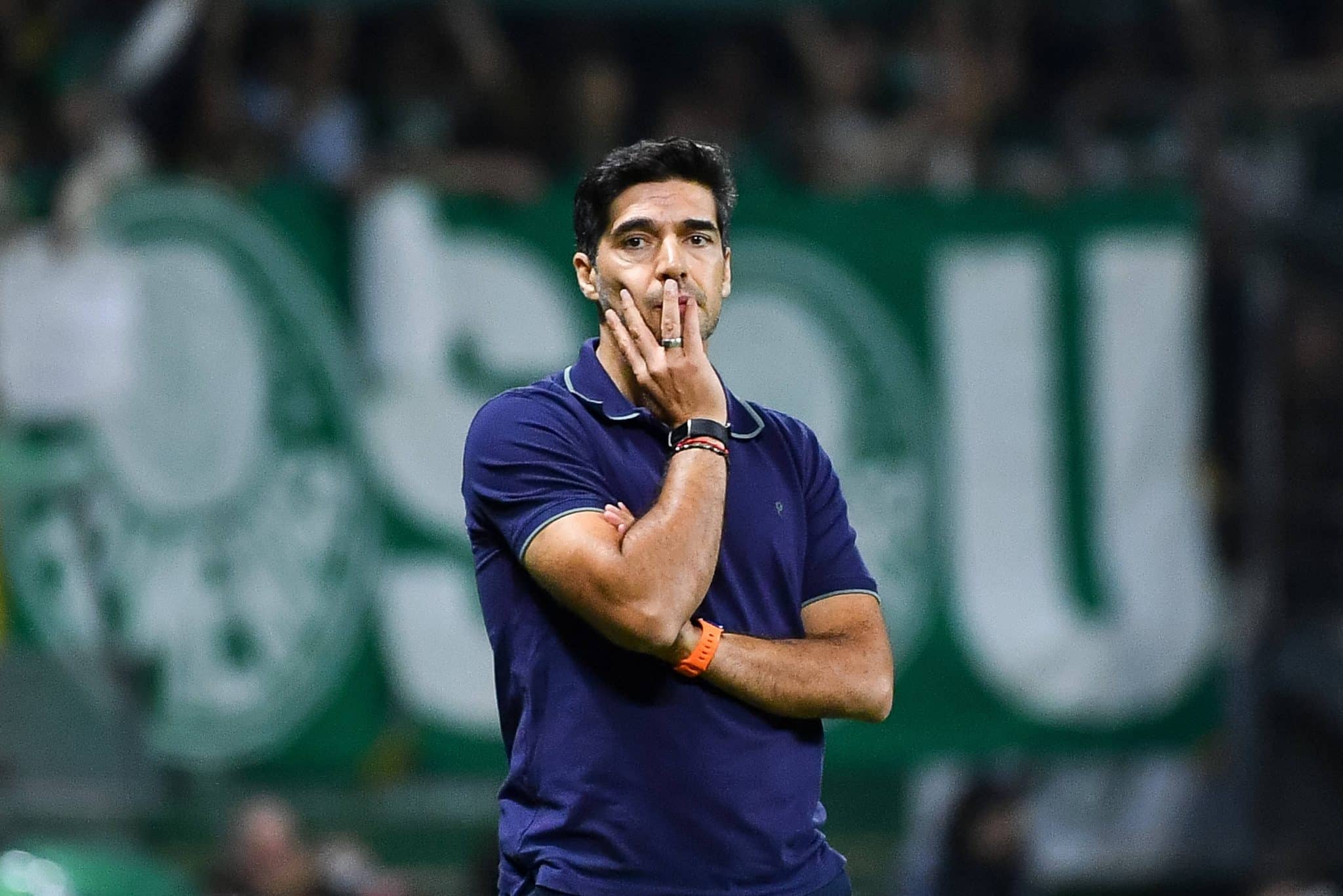 Abel Ferreira &agrave; beira do campo em jogo do Palmeiras