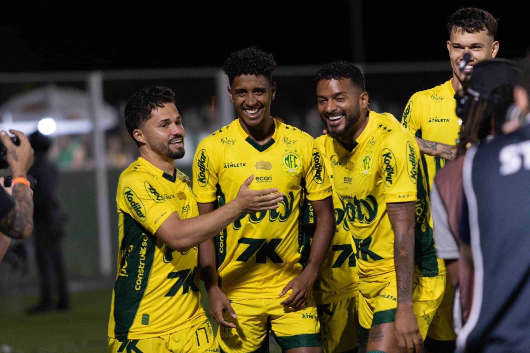 Alesson, Gabriel e Reinaldo comemoram gol do Mirassol
