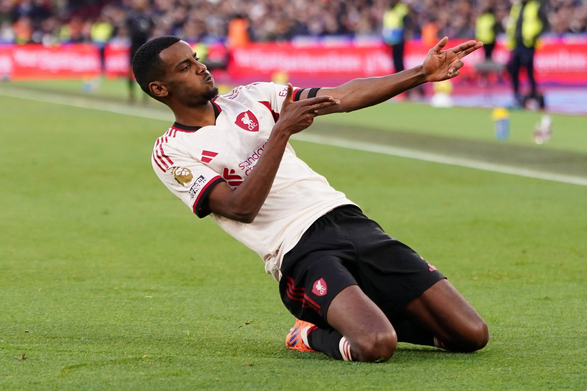 Sem Salah, refor&ccedil;o criticado do Liverpool desencanta contra West Ham e traz al&iacute;vio a Slot