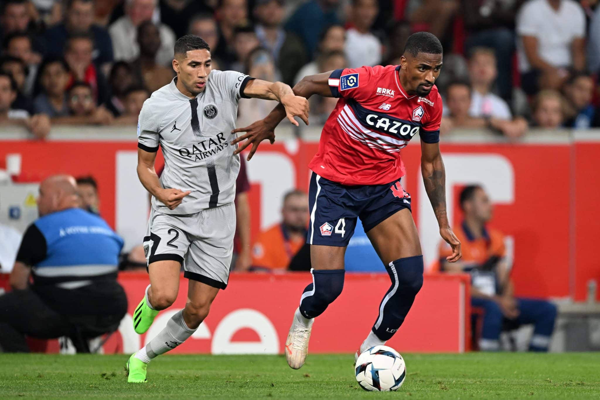 Alexsandro em cl&aacute;ssico contra o PSG durante sua primeira temporada no Lille, em 2022
