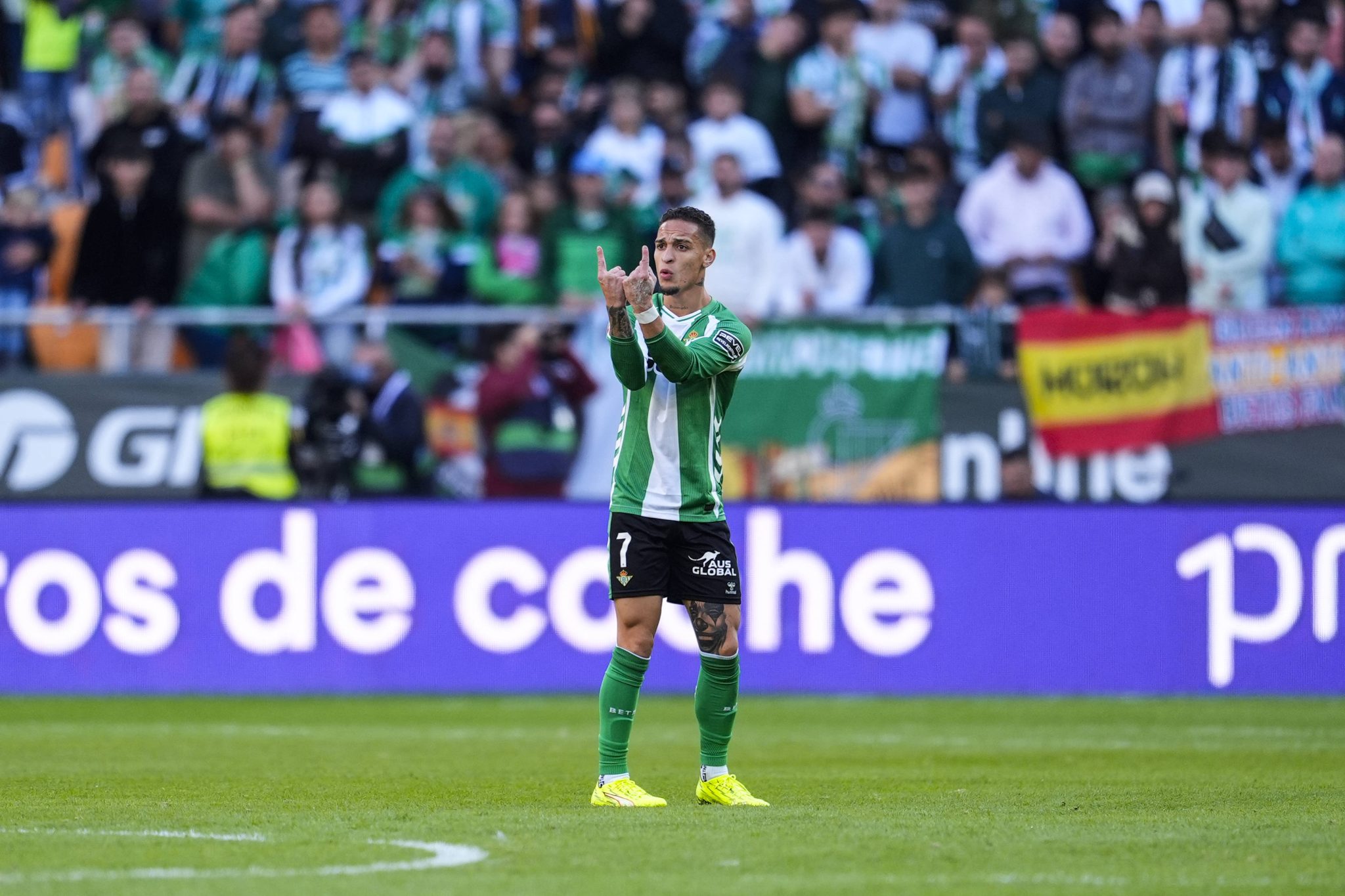 Nem t&eacute;cnico rival concorda: Expuls&atilde;o de Antony deixa Betis indignado antes de cl&aacute;ssico
