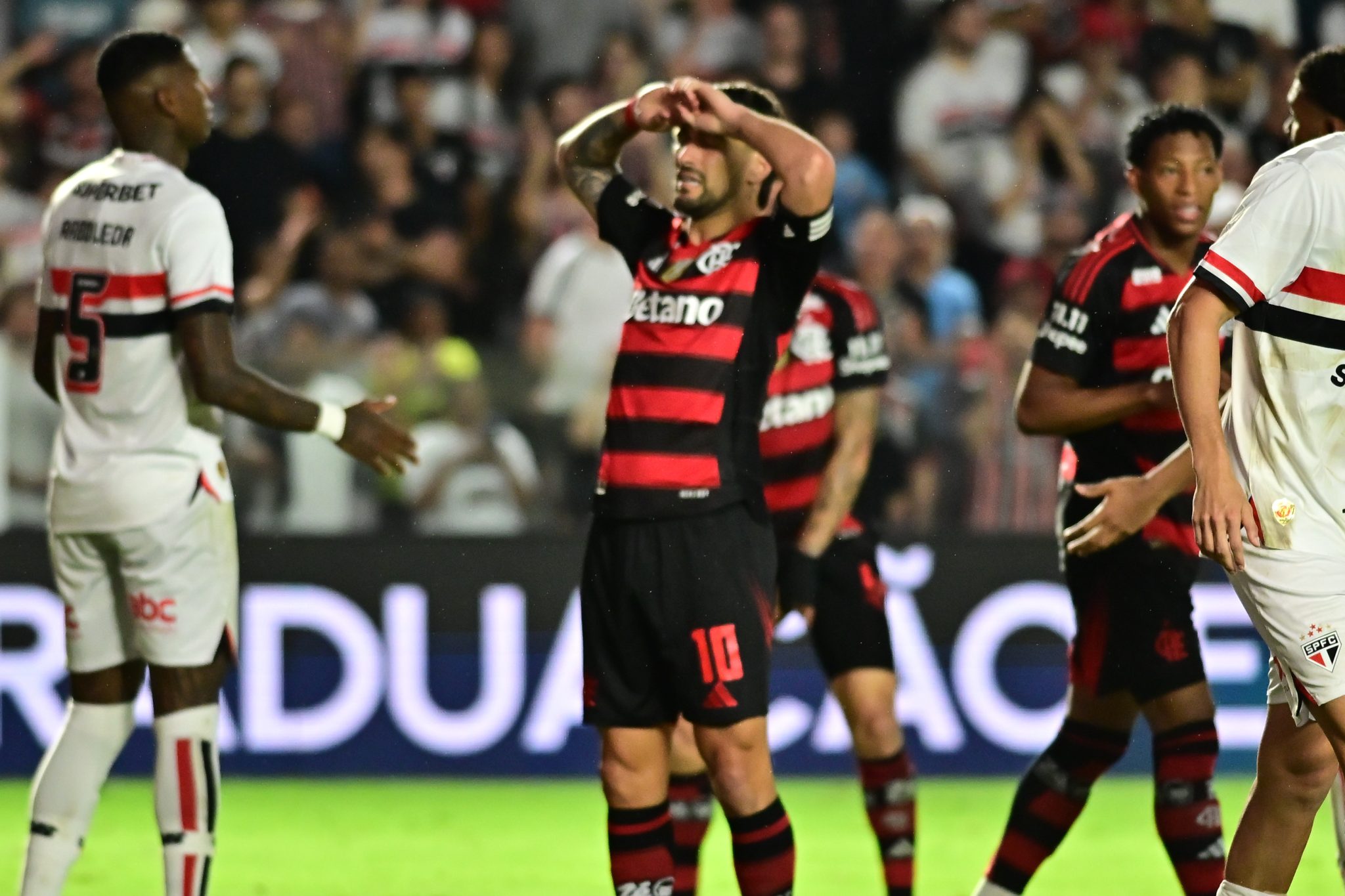 Por que o empate entre Flamengo e S&atilde;o Paulo pode ter encaminhado t&iacute;tulo do Palmeiras?