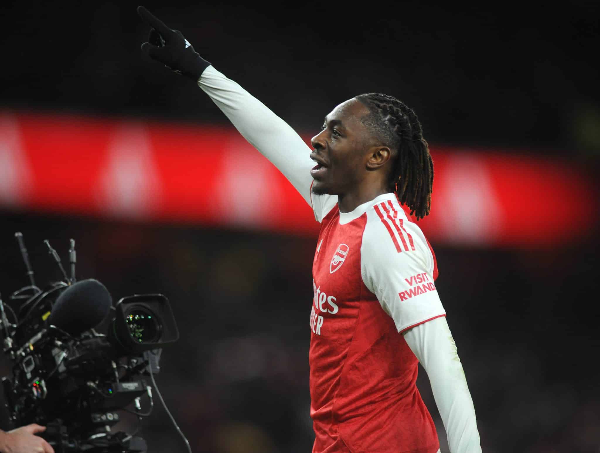 Lenda do Arsenal sugere nova fun&ccedil;&atilde;o para Eze superar problemas e voltar a brilhar