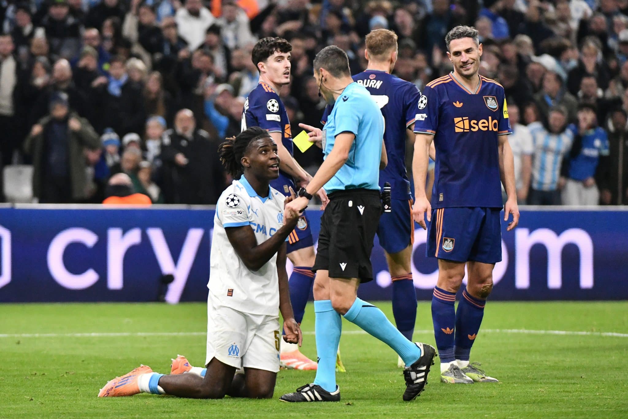 Bakola recebe cart&atilde;o amarelo por simula&ccedil;&atilde;o