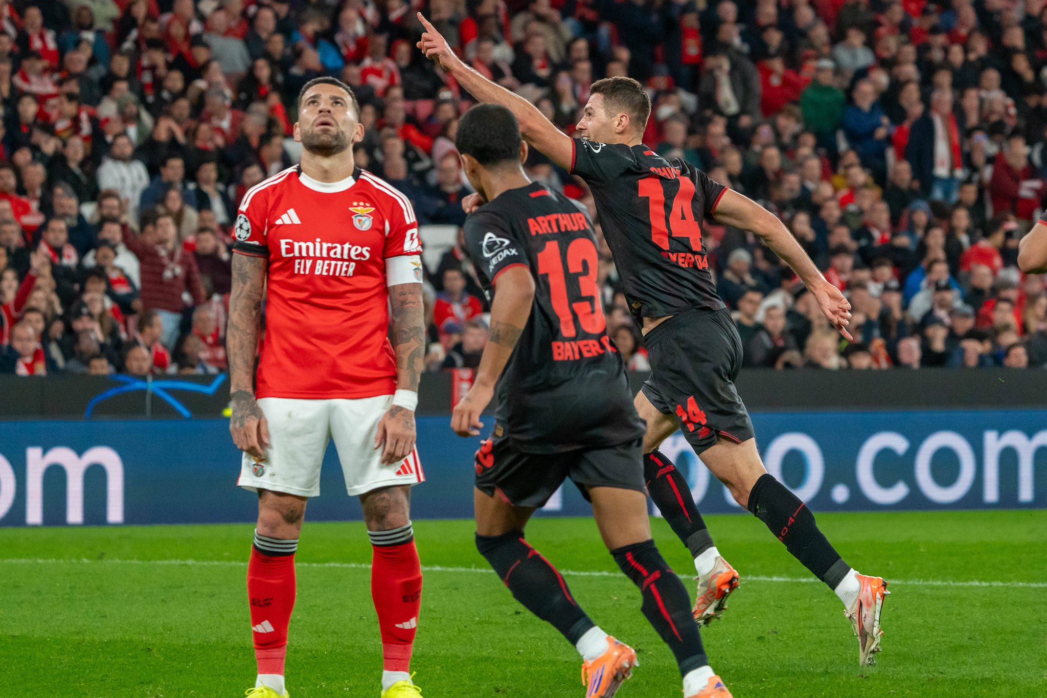 Benfica e Leverkusen fazem show de quem erra mais com coincid&ecirc;ncias negativas