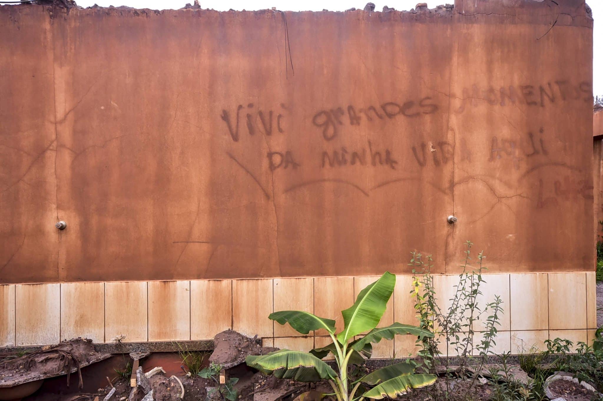 Familiares prestam homenagem no distrito de Bento Rodrigues (Foto: Imago/Foto Arena)