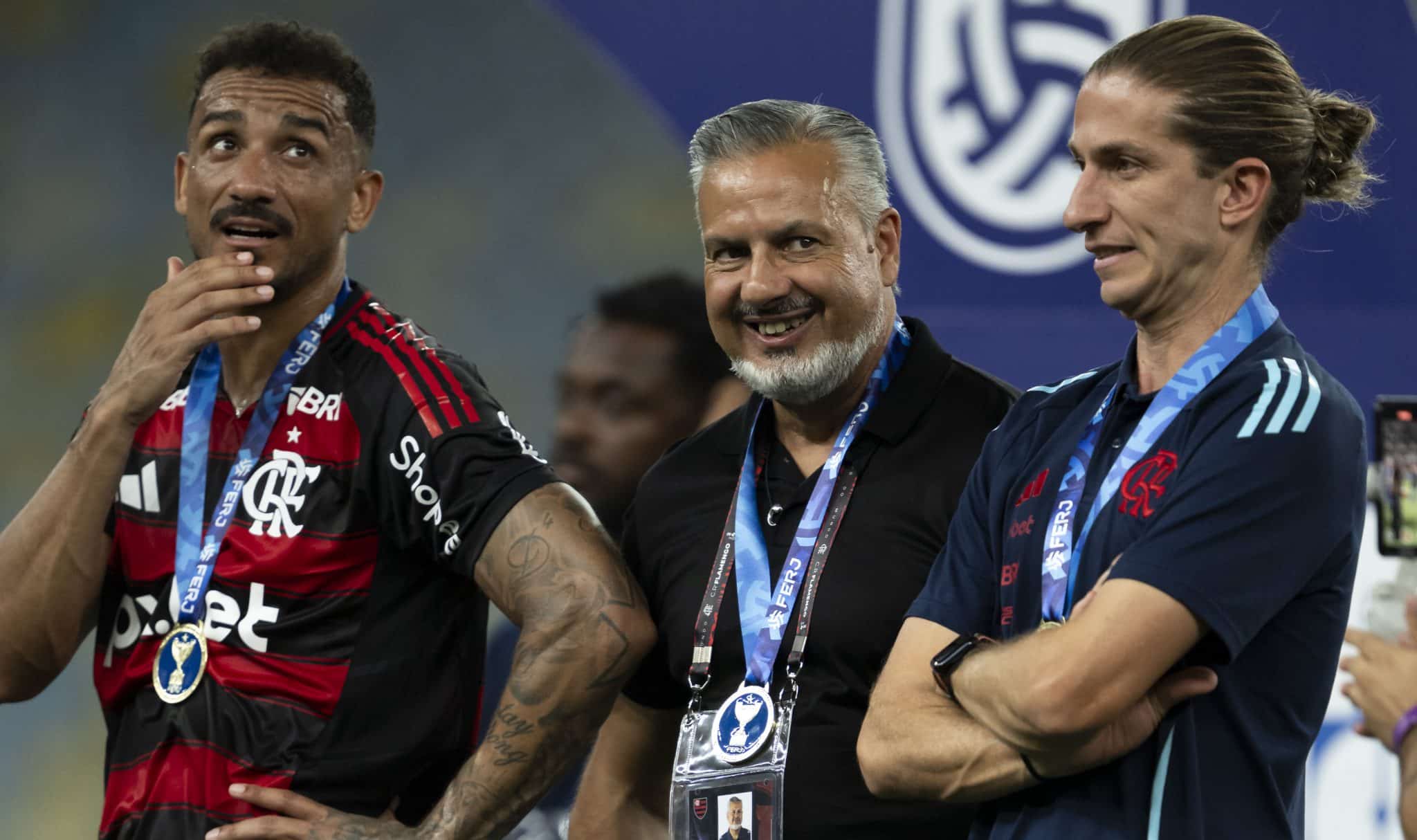 Diretor de futebol do Flamengo, Jos&eacute; Boto, entre Danilo e Filipe Lu&iacute;s