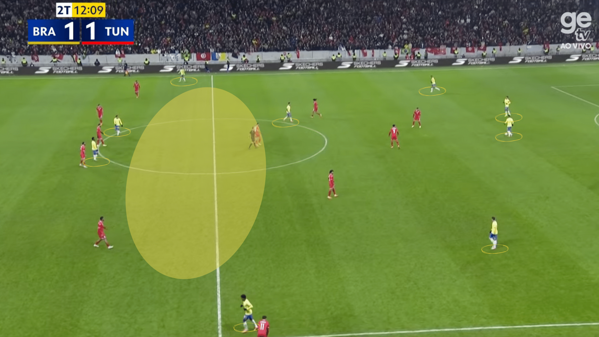 Com dupla de atacantes de profundidade, Brasil deixou o meio vazio