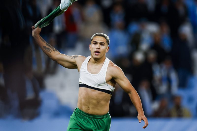 Ex-Inter e Bahia, brasileiro sofre pênaltis e é destaque em vitória de azarão na Europa League