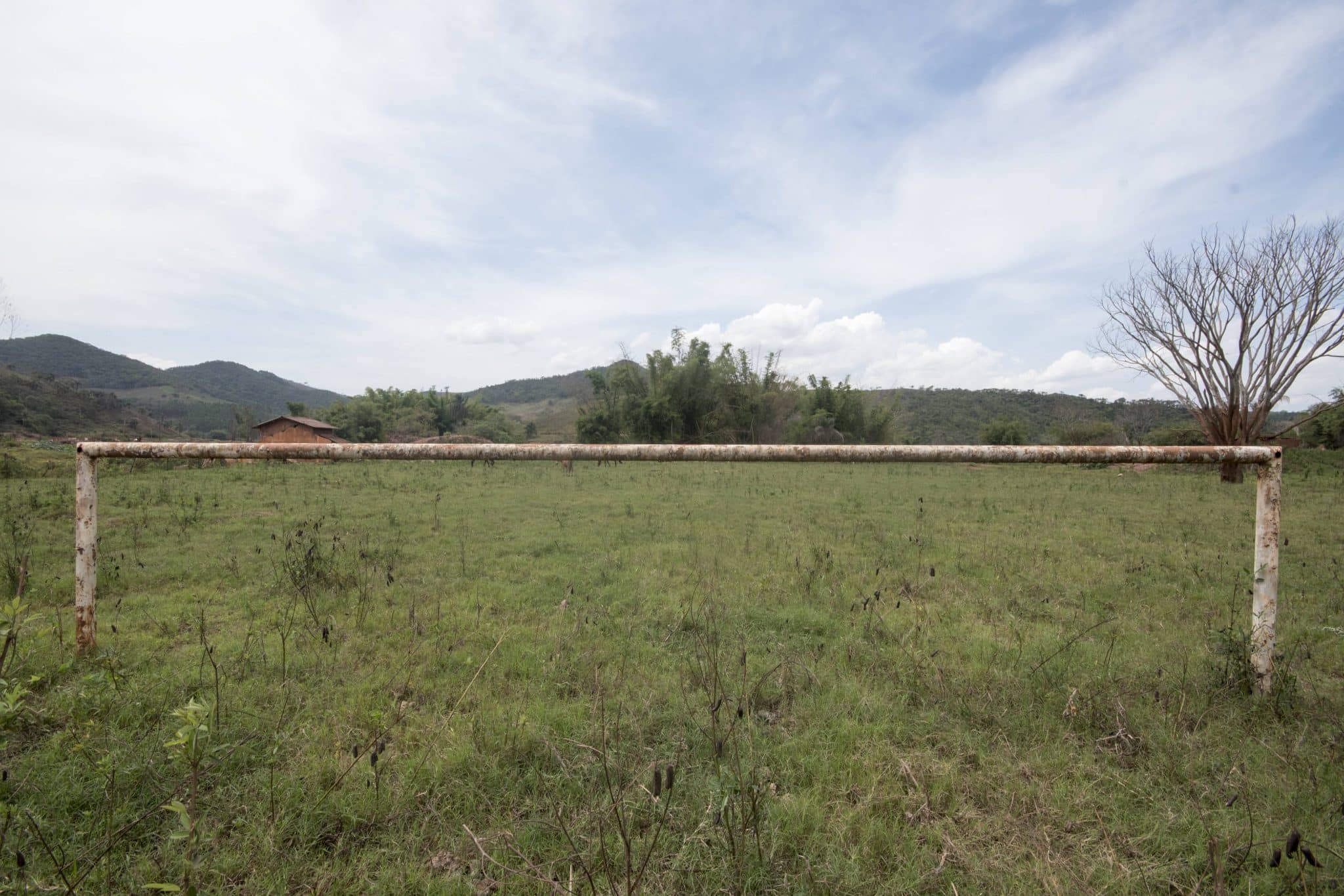 Campo de futebol em Paracatu, distrito de Mariana em Minas Gerais um ano ap&oacute;s rompimento da Barragem do Fund&atilde;o (Foto: IMAGO / Fotoarena)