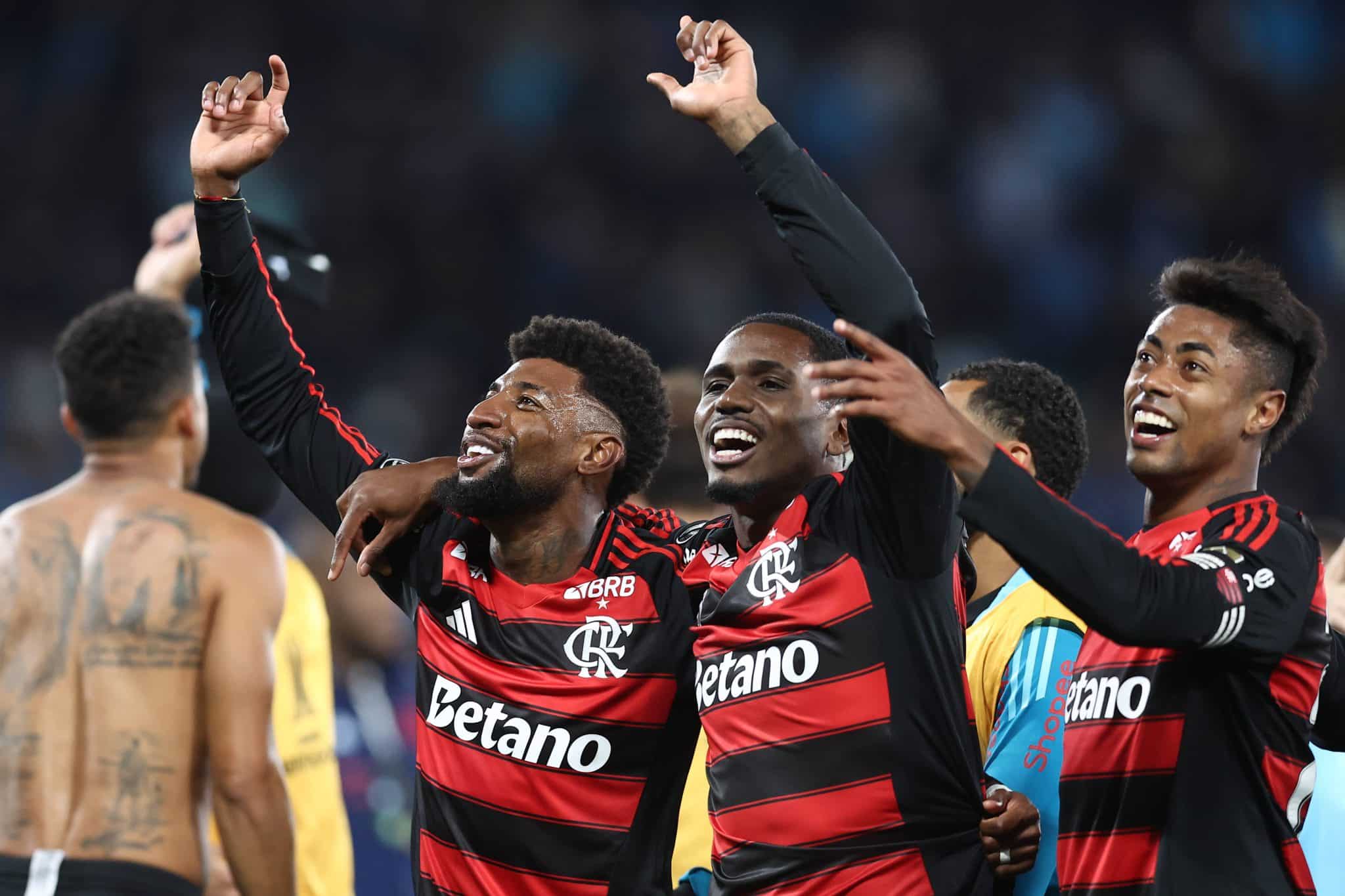 Emerson Royal, Evertton Ara&uacute;jo e Bruno Henrique celebram classifica&ccedil;&atilde;o para final da Libertadores