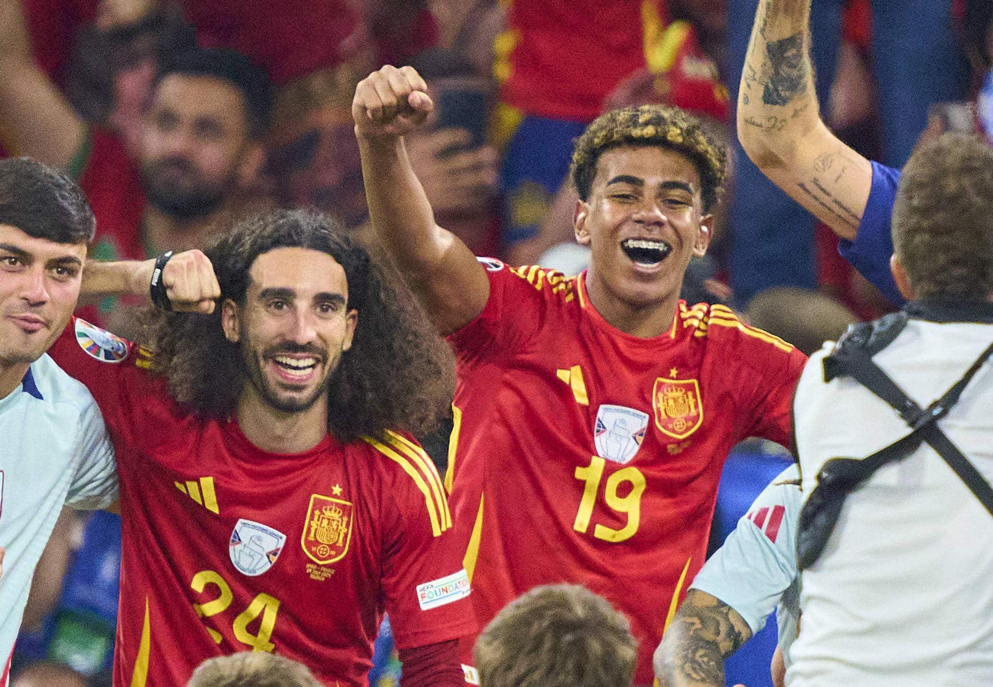 Cucurella e Yamal durante celebra&ccedil;&atilde;o pela sele&ccedil;&atilde;o espanhola
