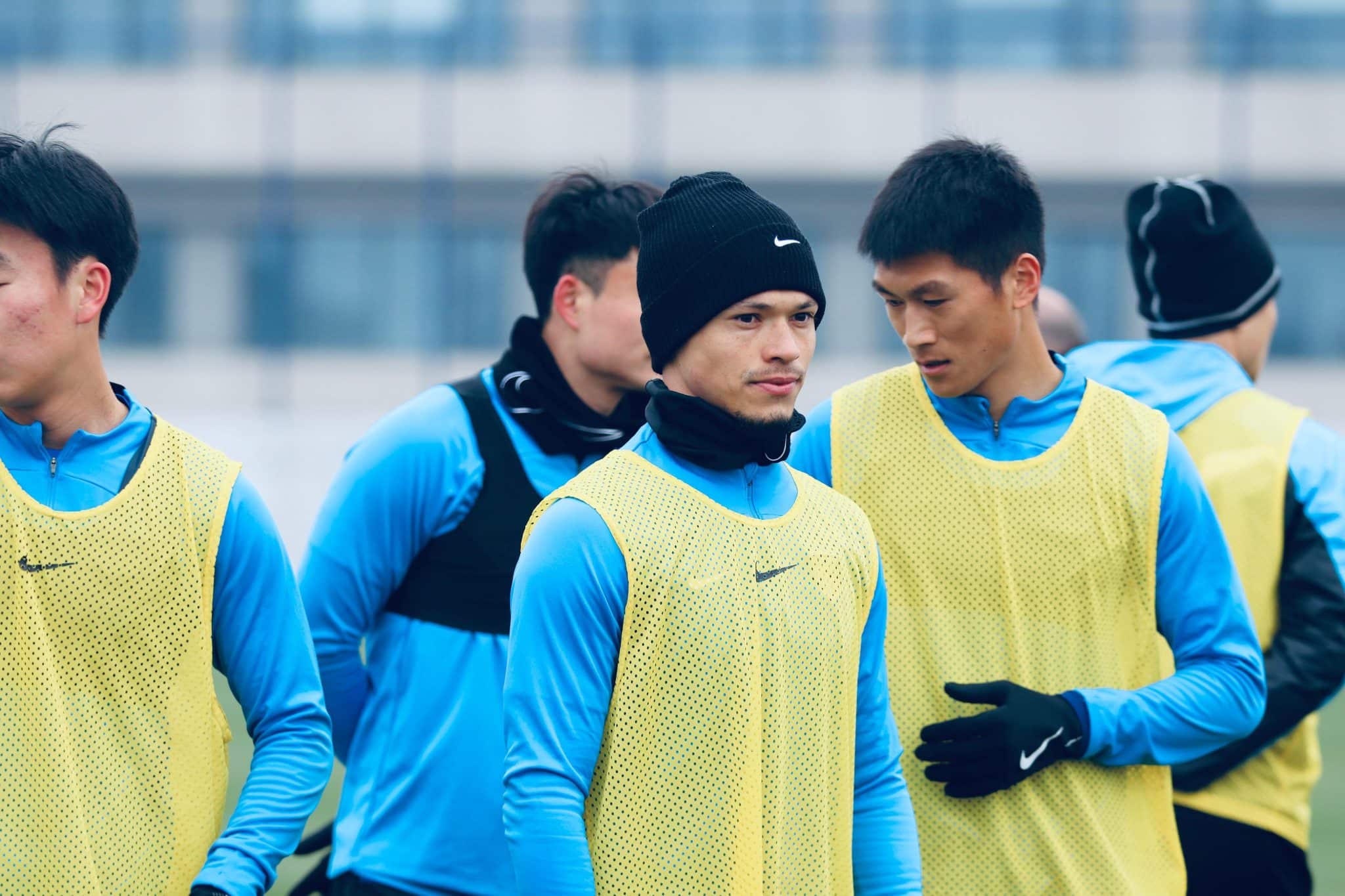 Como a China mudou a vida e transformou ex-volante do Gr&ecirc;mio em camisa 10