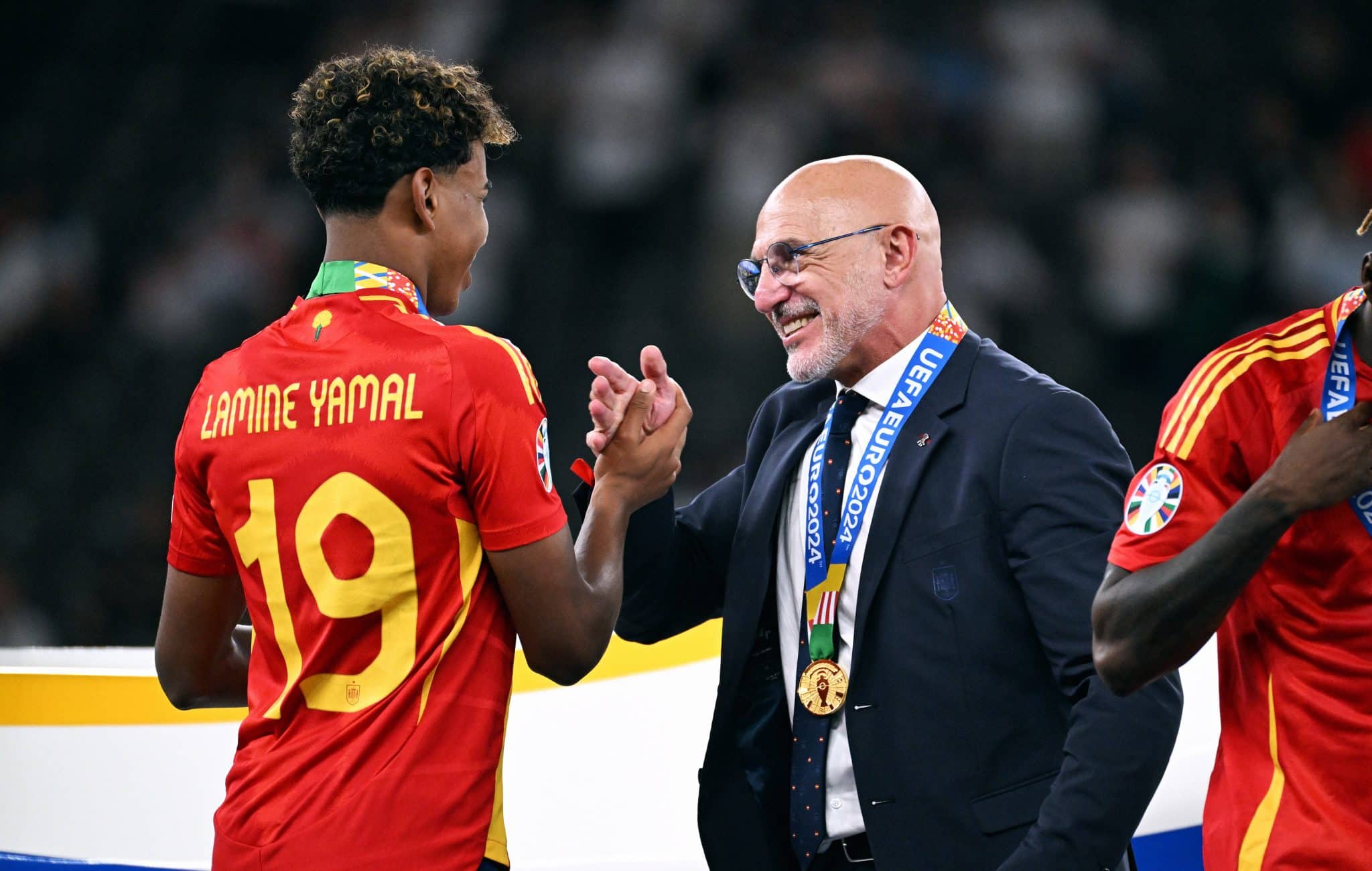 De la Fuente cumprimenta Yamal ap&oacute;s t&iacute;tulo da Eurocopa 2024