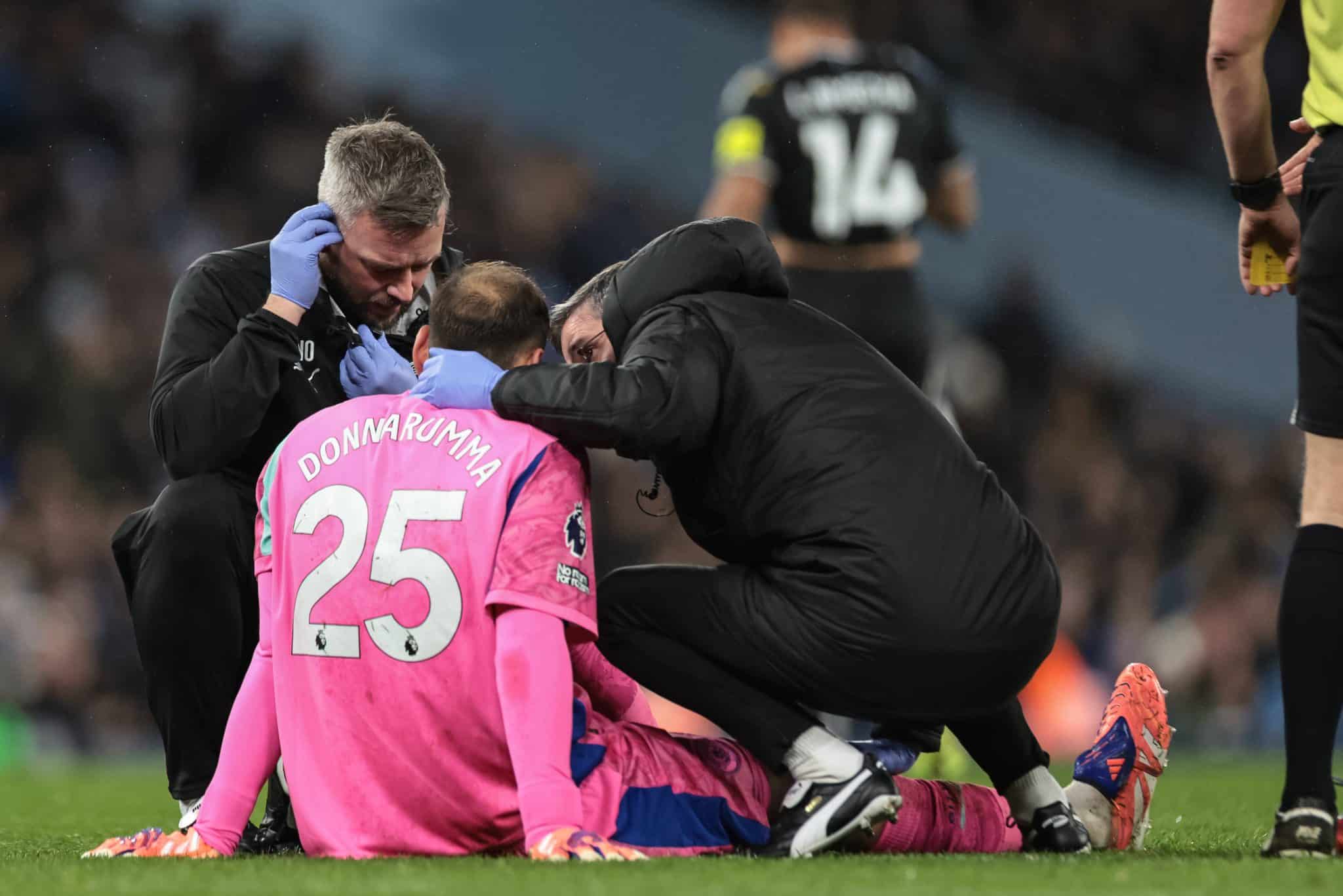 Donnarumma recebendo atendimento m&eacute;dico na partida contra o Leeds (Foto: IMAGO / News Images)