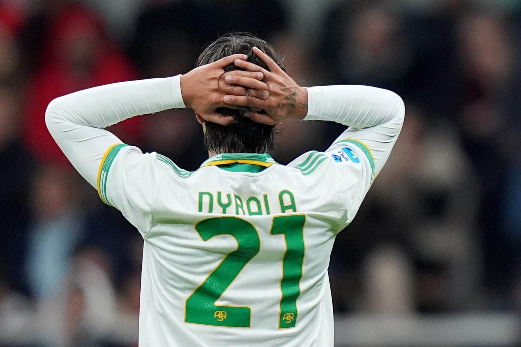 Dybala leva as m&atilde;os &agrave; cabe&ccedil;a durante Milan x Roma