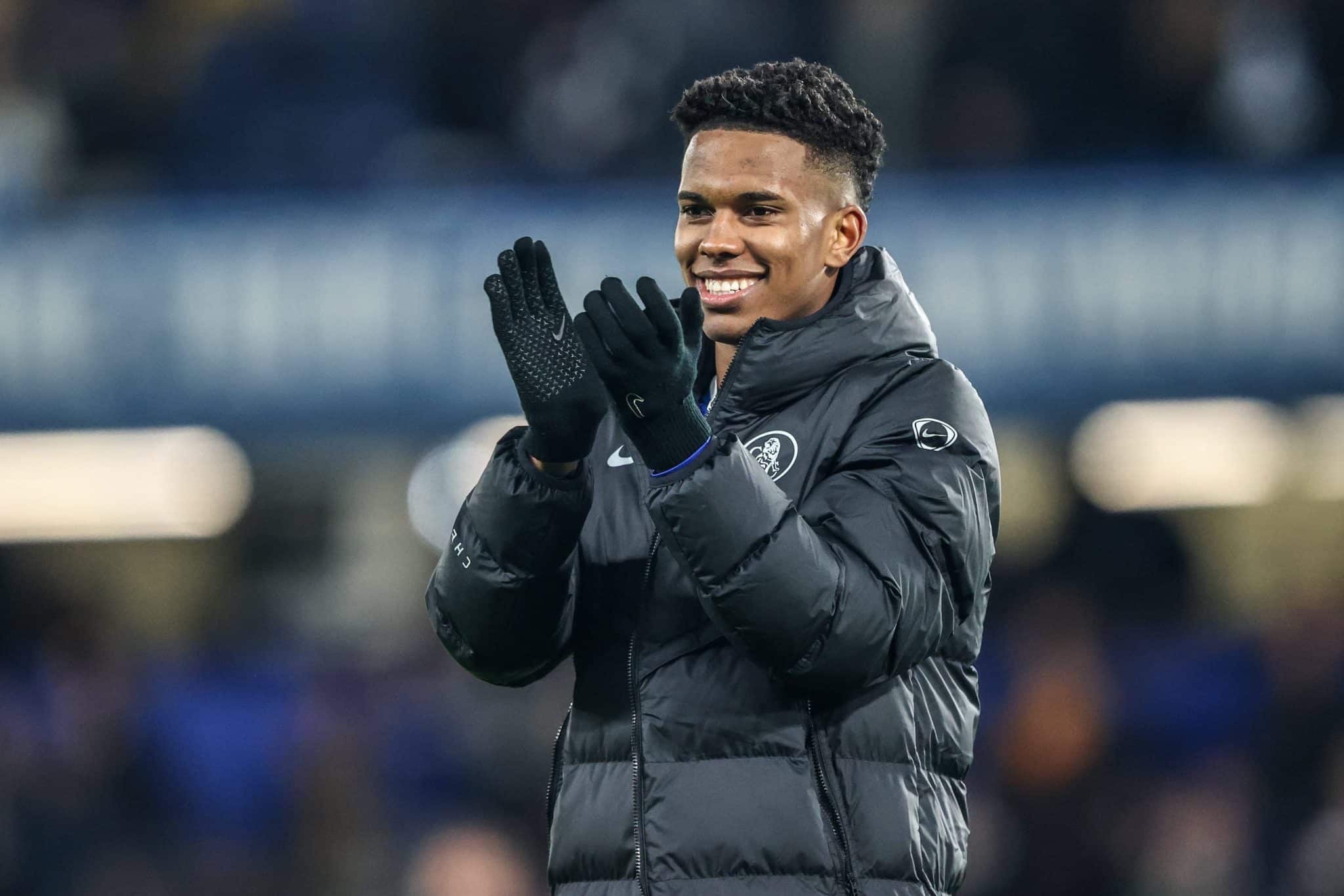 Estêvão aplaude torcedores do Chelsea