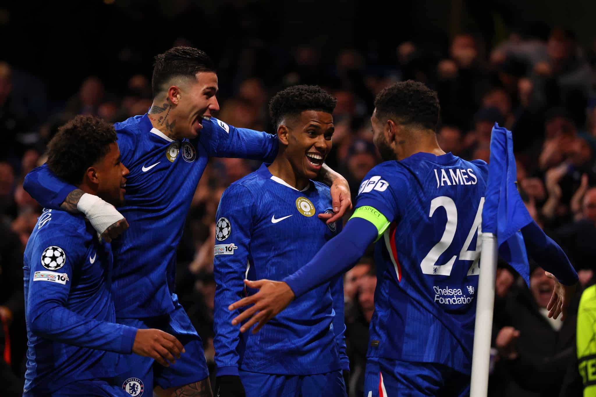 A comemora&ccedil;&atilde;o de Est&ecirc;v&atilde;o com os companheiros de Chelsea