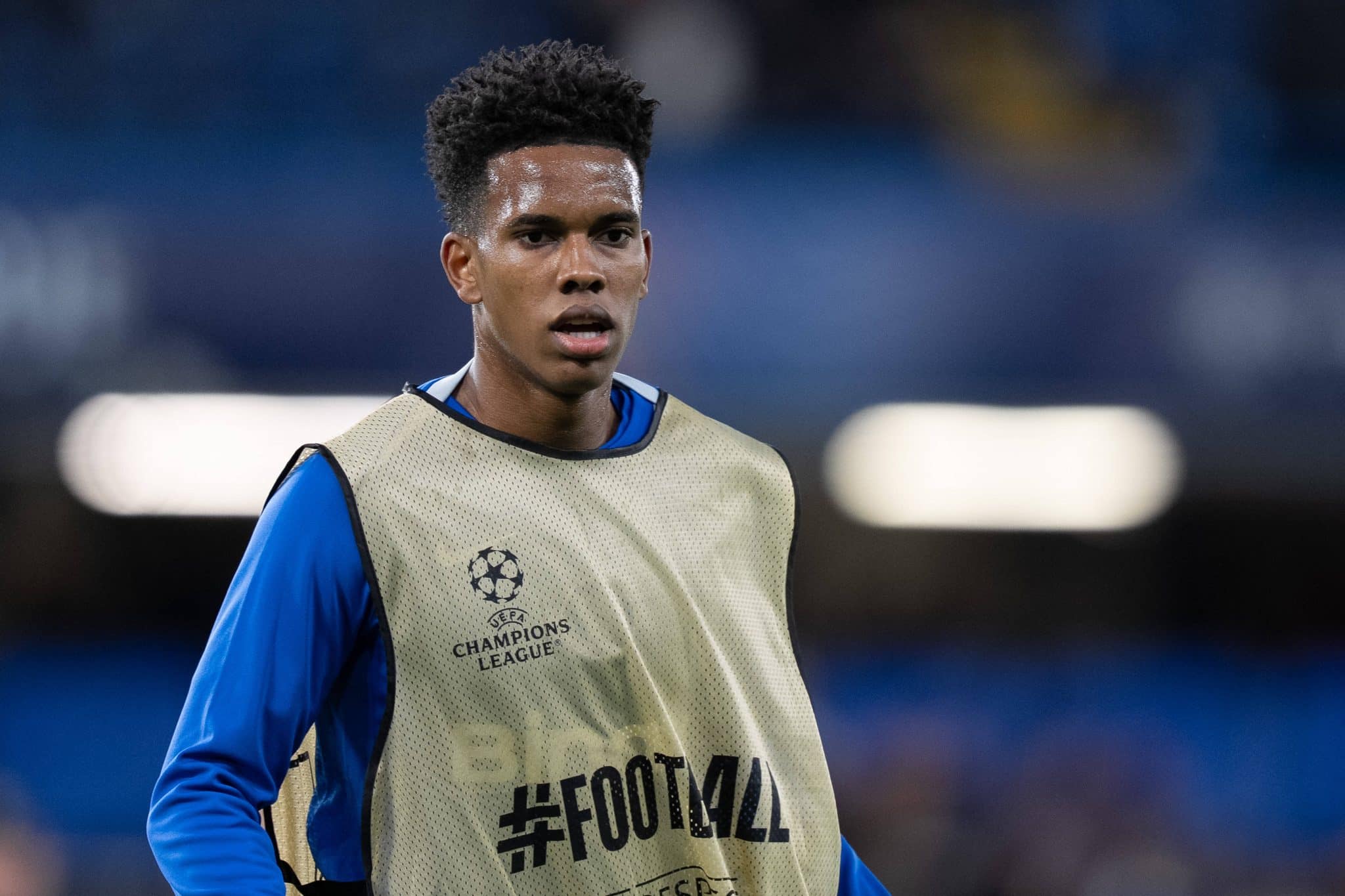 Com apenas 18 anos, Est&ecirc;v&atilde;o j&aacute; brilha pelo Chelsea