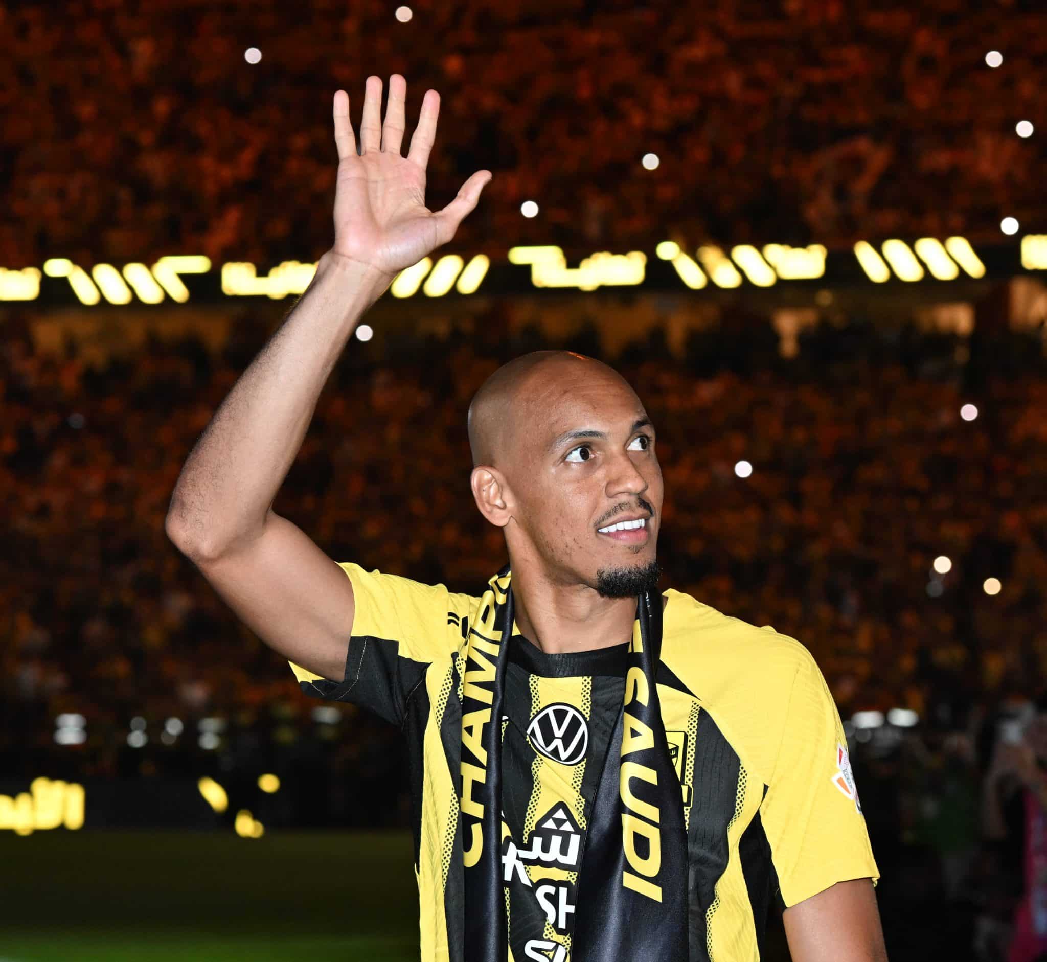 Fabinho antes de jogo do Al-Ittihad