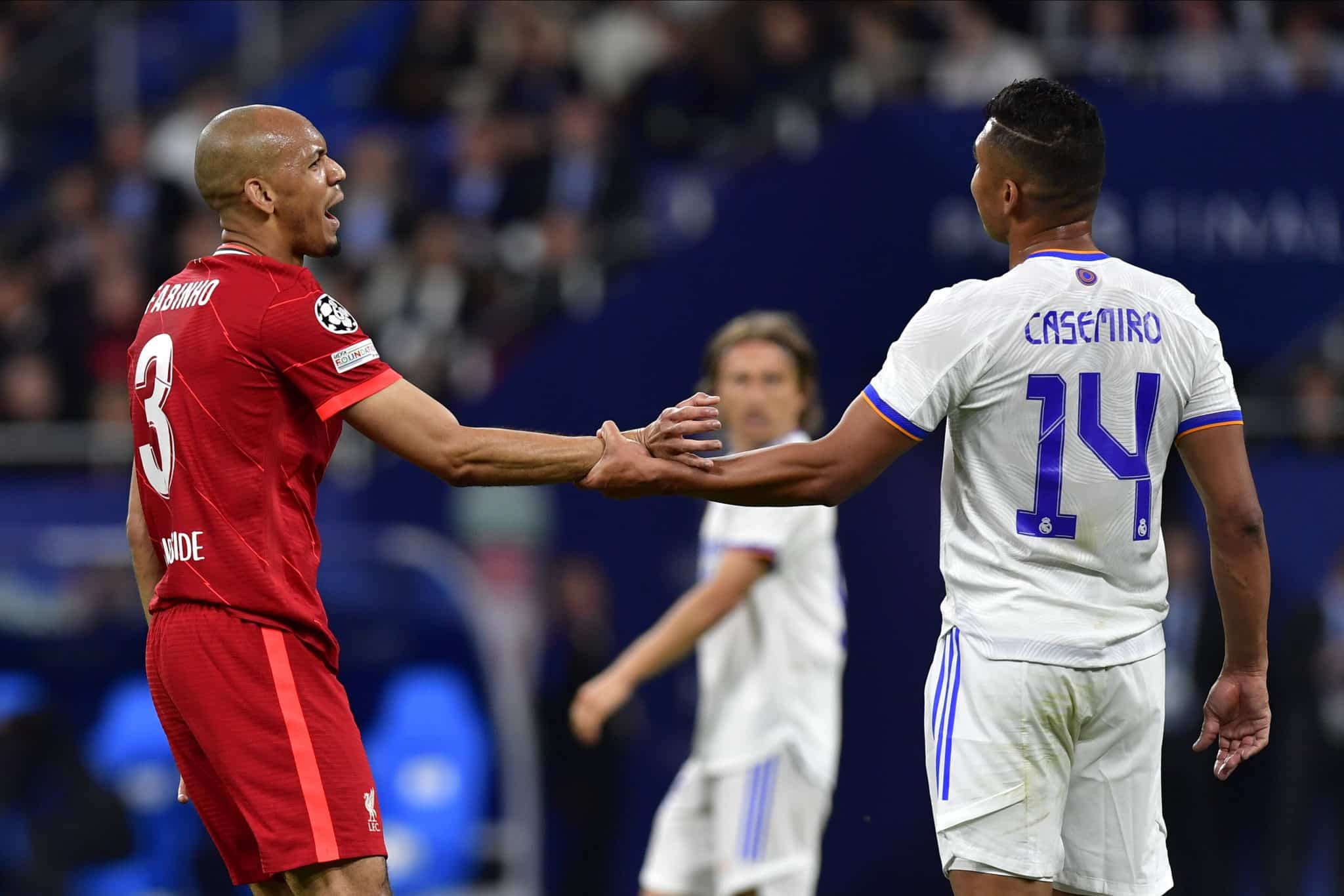 Fabinho e Casemiro em jogo entre Liverpool e Real Madrid, em 2022