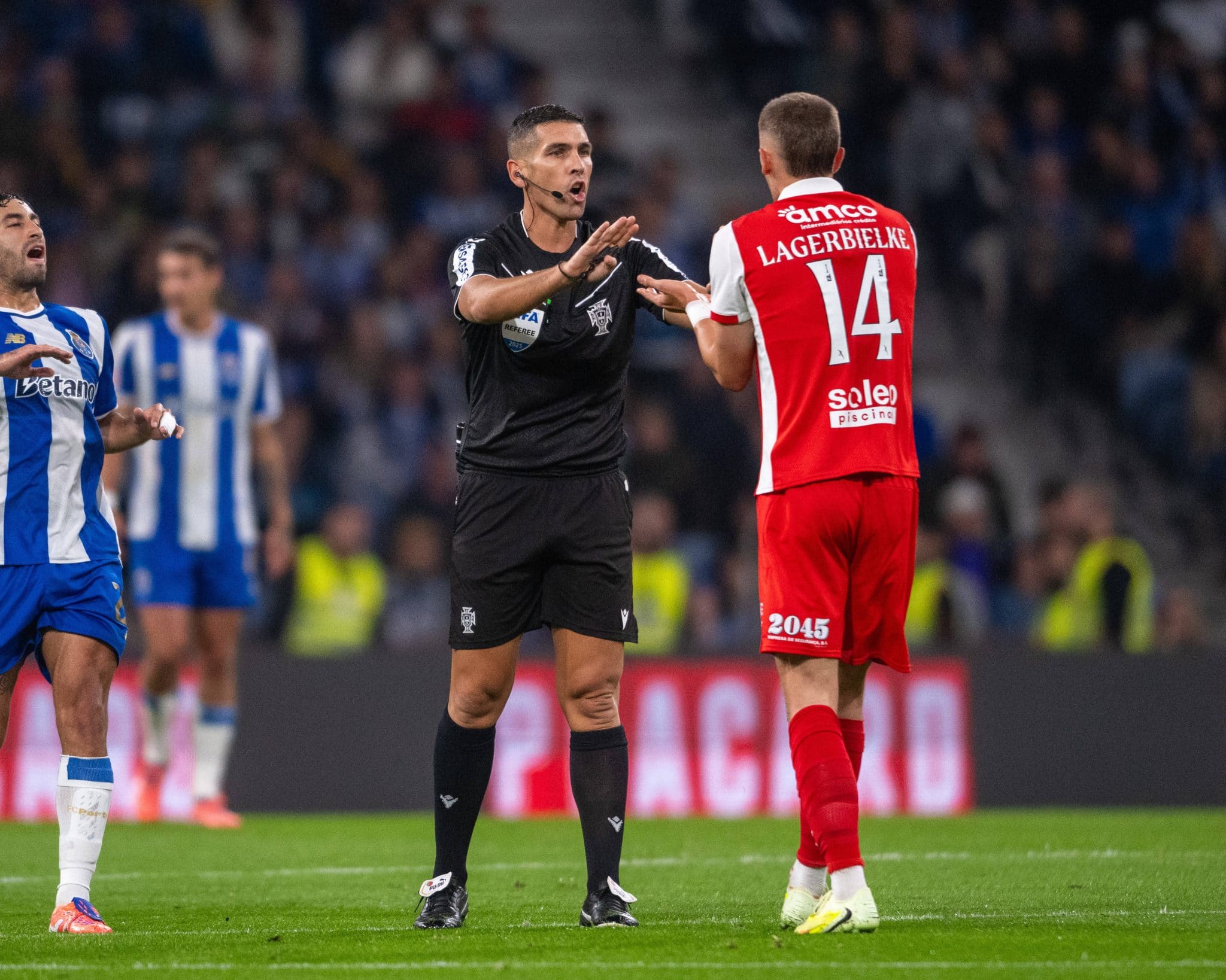 &Aacute;rbitro Fabio Ver&iacute;ssimo em atua&ccedil;&atilde;o durante Braga x Porto (Foto: IMAGO / ZUMA Press Wire)
