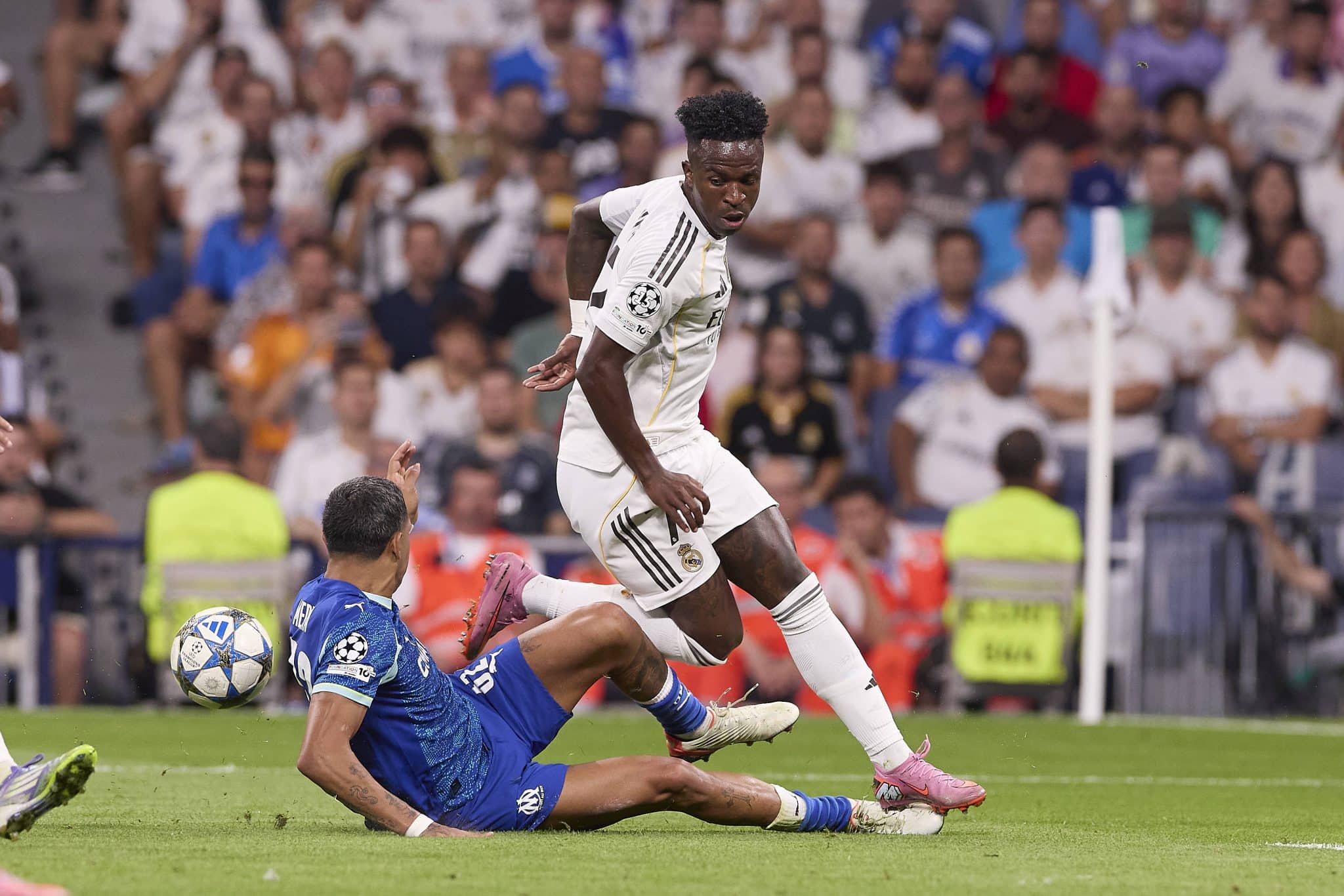 Bola resvala no bra&ccedil;o de Medina em lance com Vinicius Jr. em Real Madrid x Olympique de Marseille (Foto: Imago)