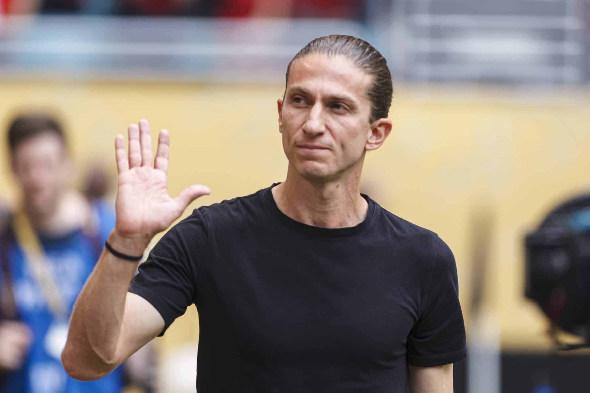 Filipe Lu&iacute;s acena para torcedores do Flamengo