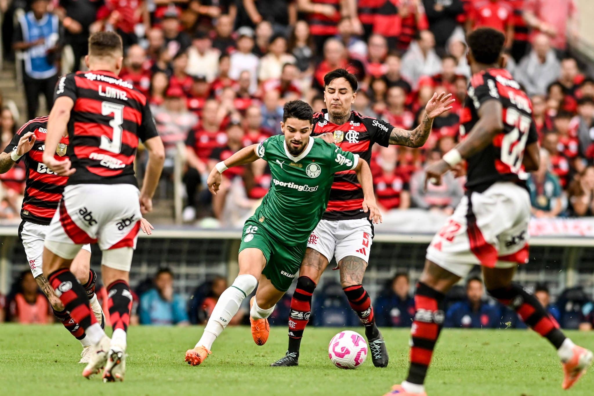 Flaco L&oacute;pez, em a&ccedil;&atilde;o contra o Flamengo