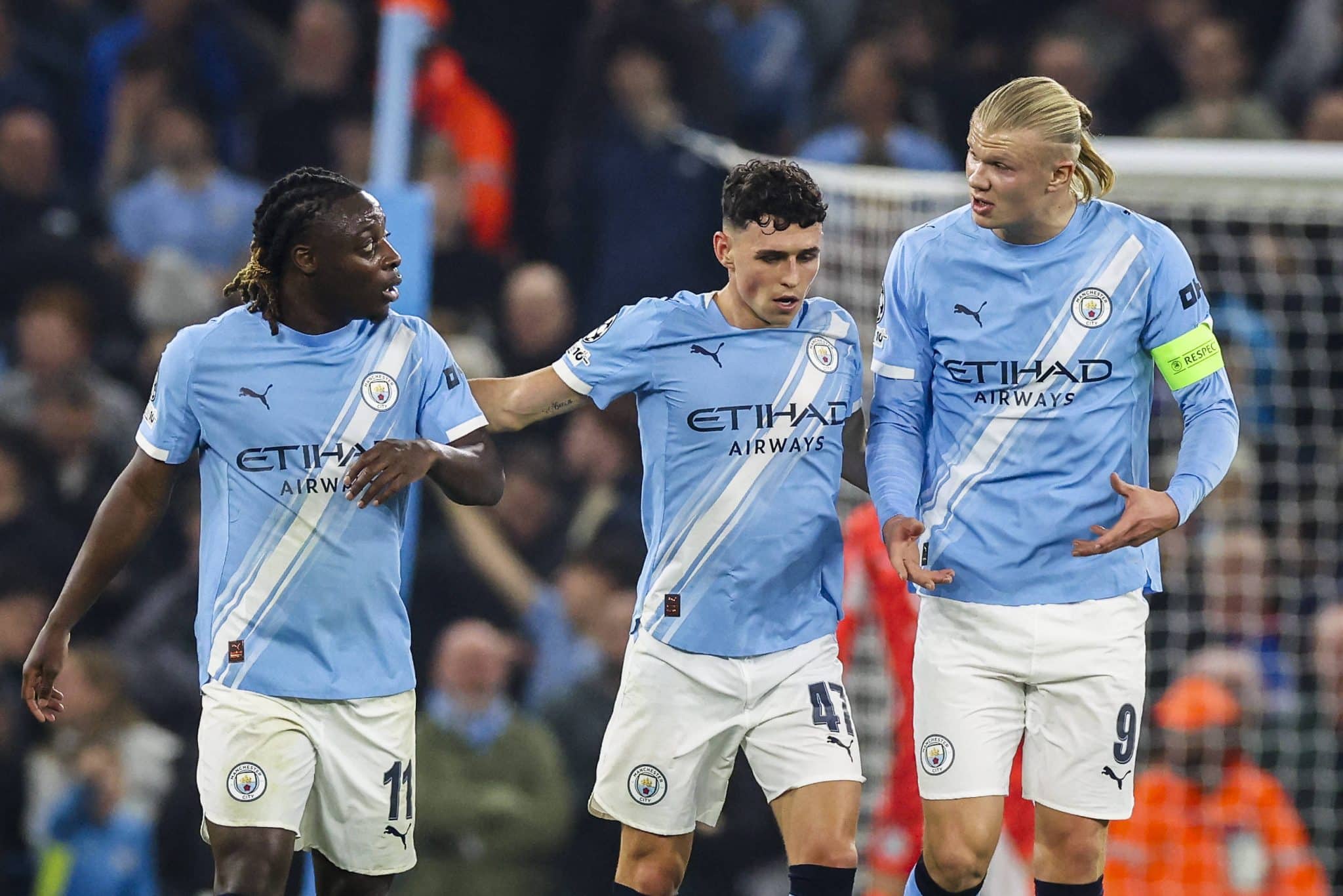 Doku, Foden e Haaland durante vit&oacute;ria do City