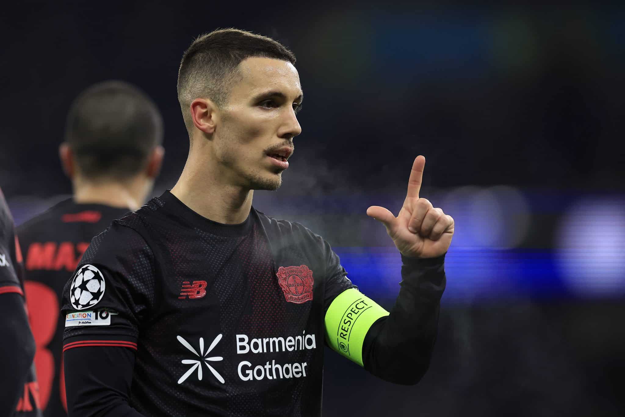 Grimaldo em a&ccedil;&atilde;o pelo Bayer Leverkusen