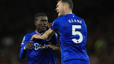 Ap&oacute;s agress&atilde;o e expuls&atilde;o, jogadores do Everton fazem as pazes de maneira inusitada