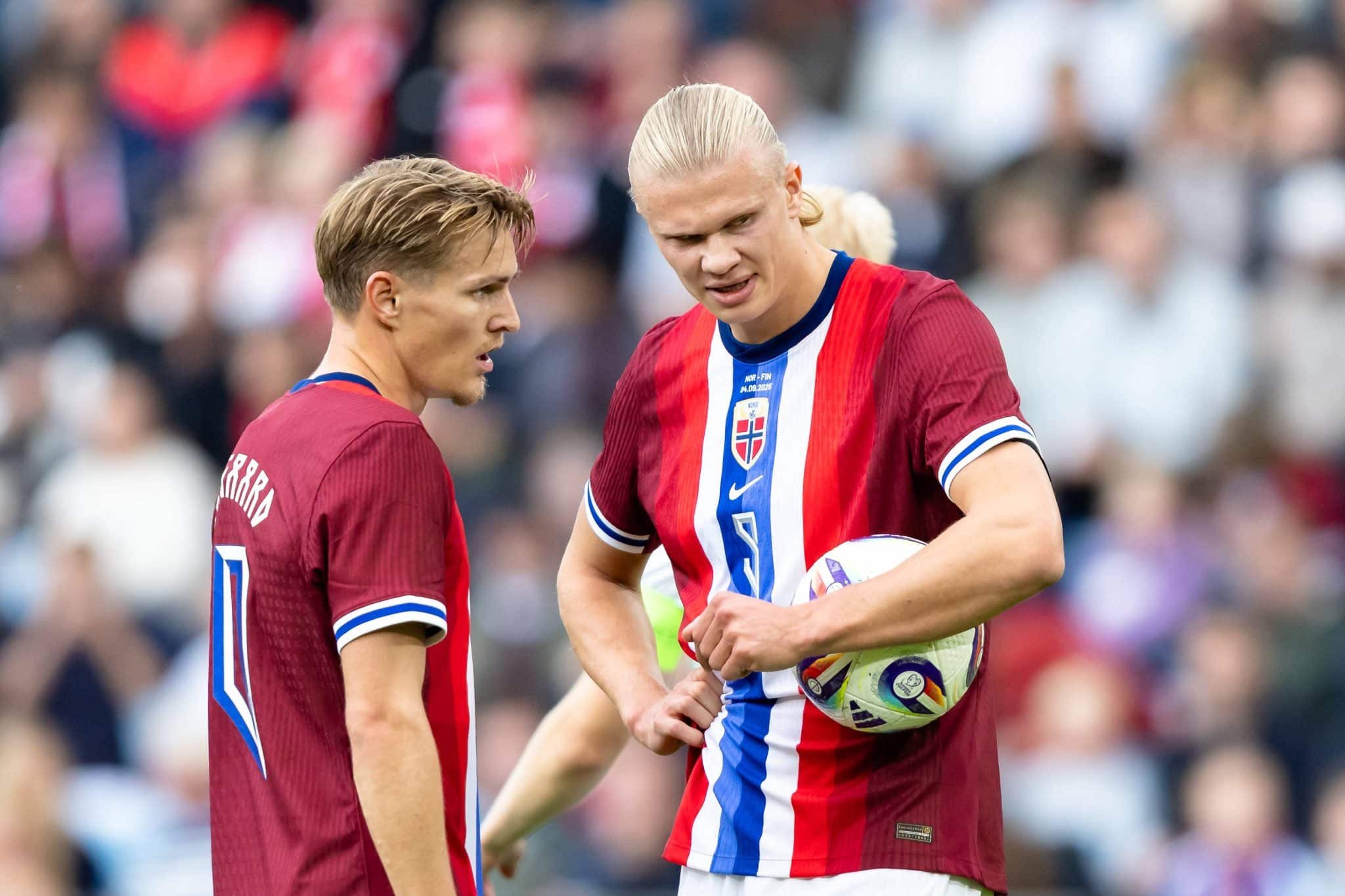 Haaland e Odegaard durante jogo da Noruega