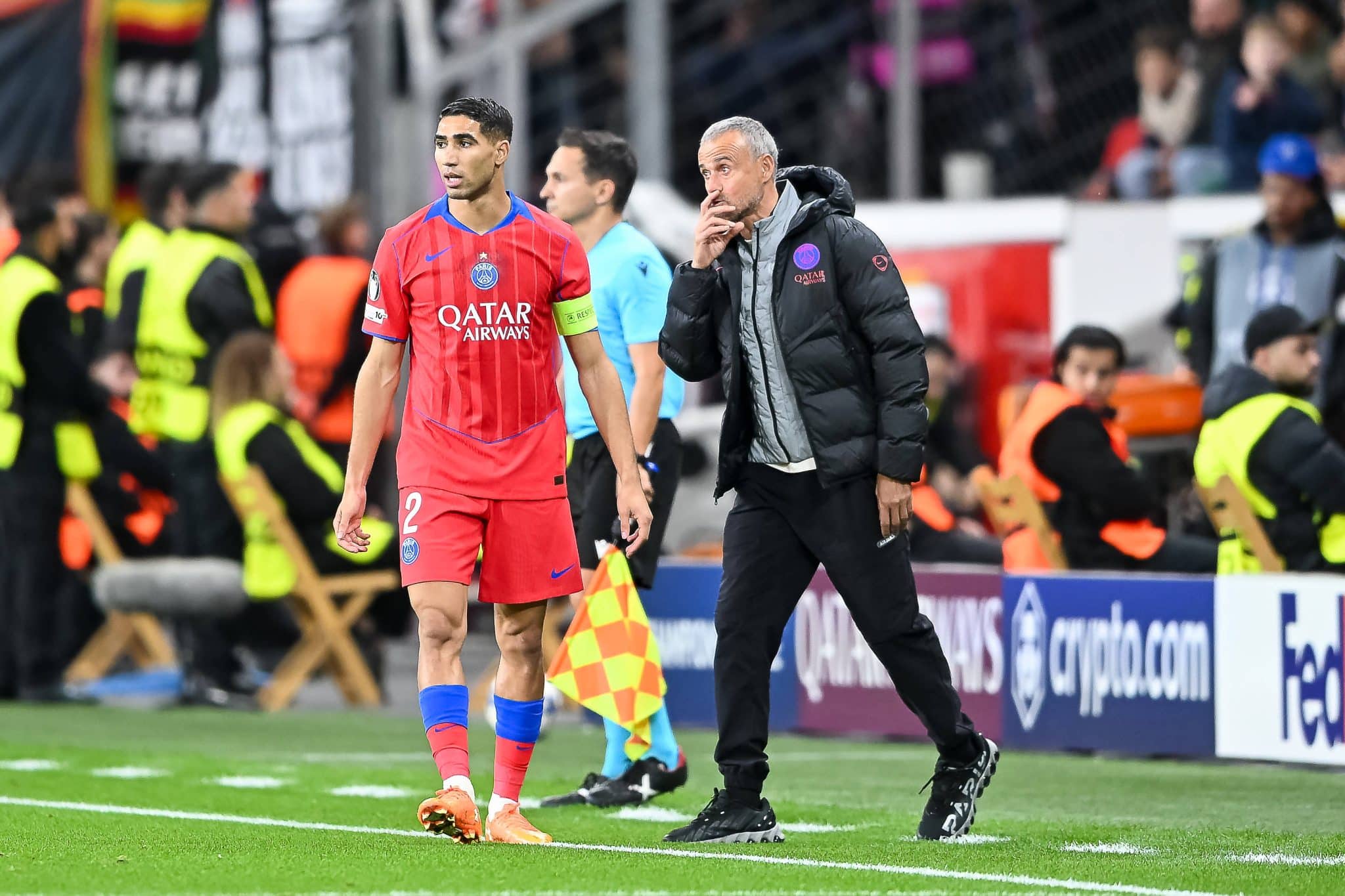 Hakimi e Luis Enrique pelo PSG (Foto: Imago)