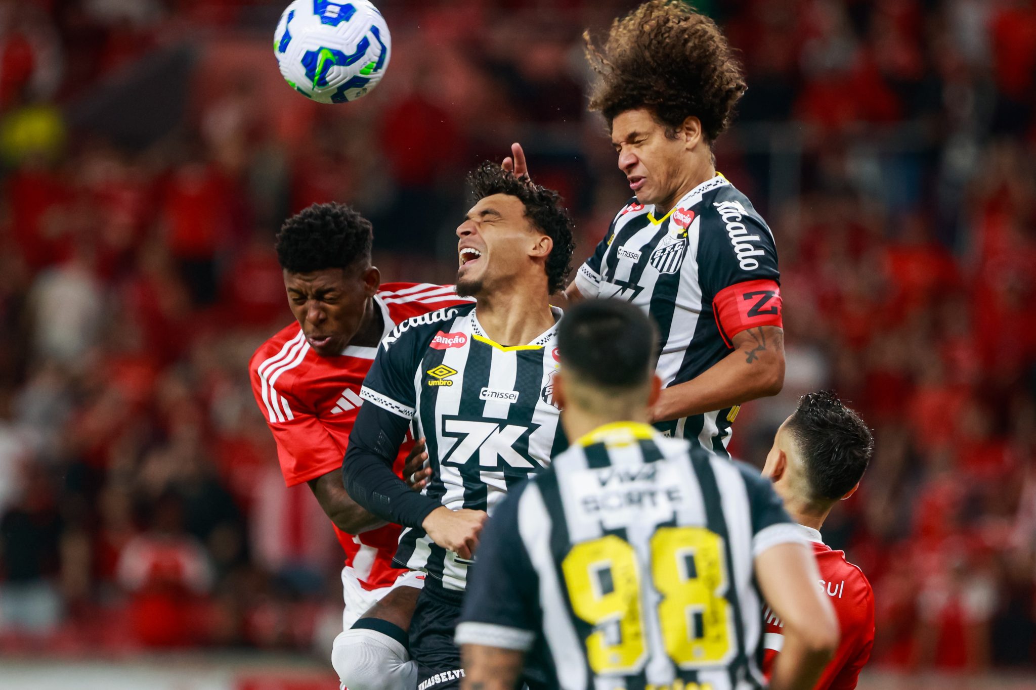 Vojvoda &eacute; pr&oacute;prio ant&iacute;doto e Santos pune pecado do Inter para respirar contra rebaixamento