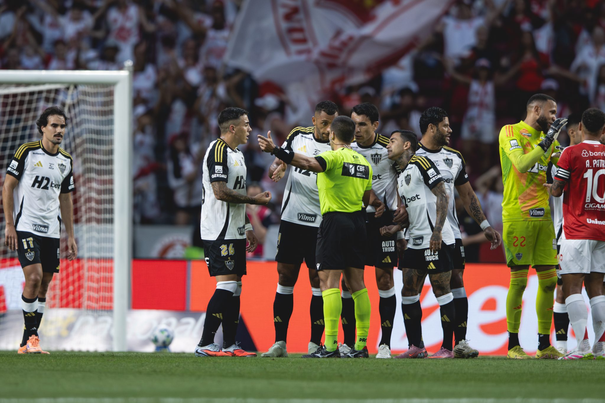 &lsquo;Tem que ter crit&eacute;rio&rsquo;: Arbitragem rouba a cena em Internacional x Atl&eacute;tico-MG