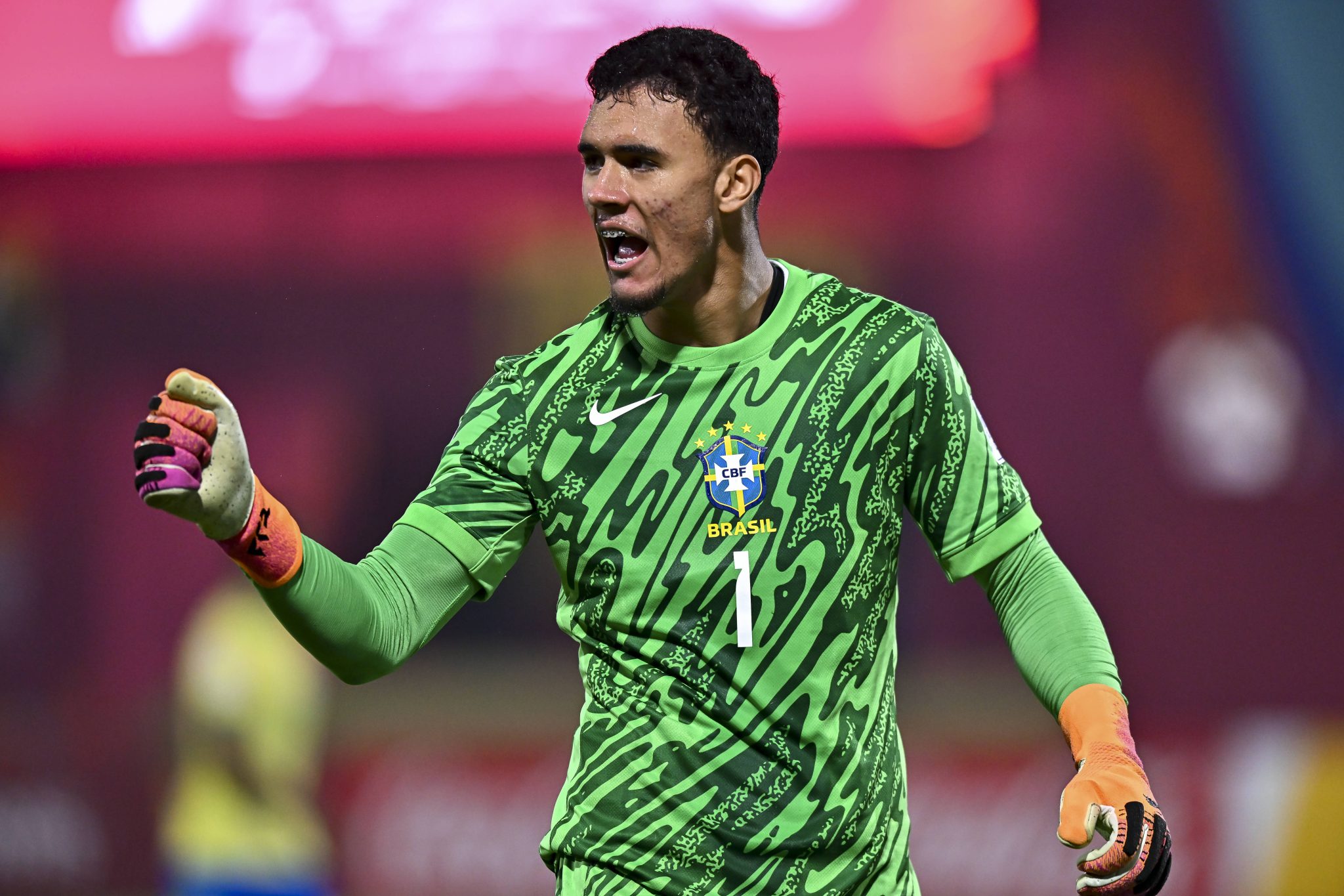 Brasil sub-17: Pegador de p&ecirc;naltis em classifica&ccedil;&atilde;o atuava na linha e &eacute; aposta do Santos ao futuro