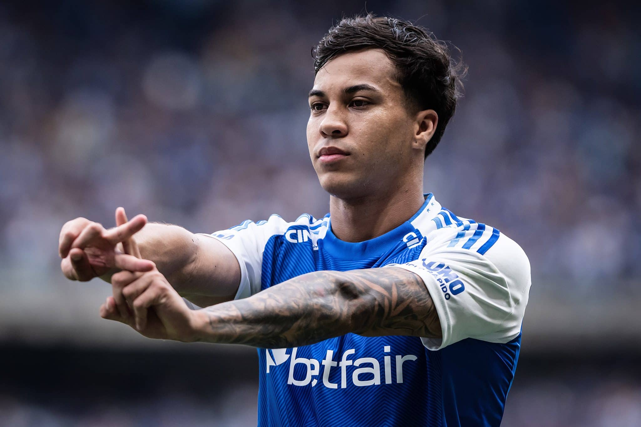 Kaio Jorge ressurge e Cruzeiro pressiona topo do Brasileir&atilde;o na briga pelo t&iacute;tulo