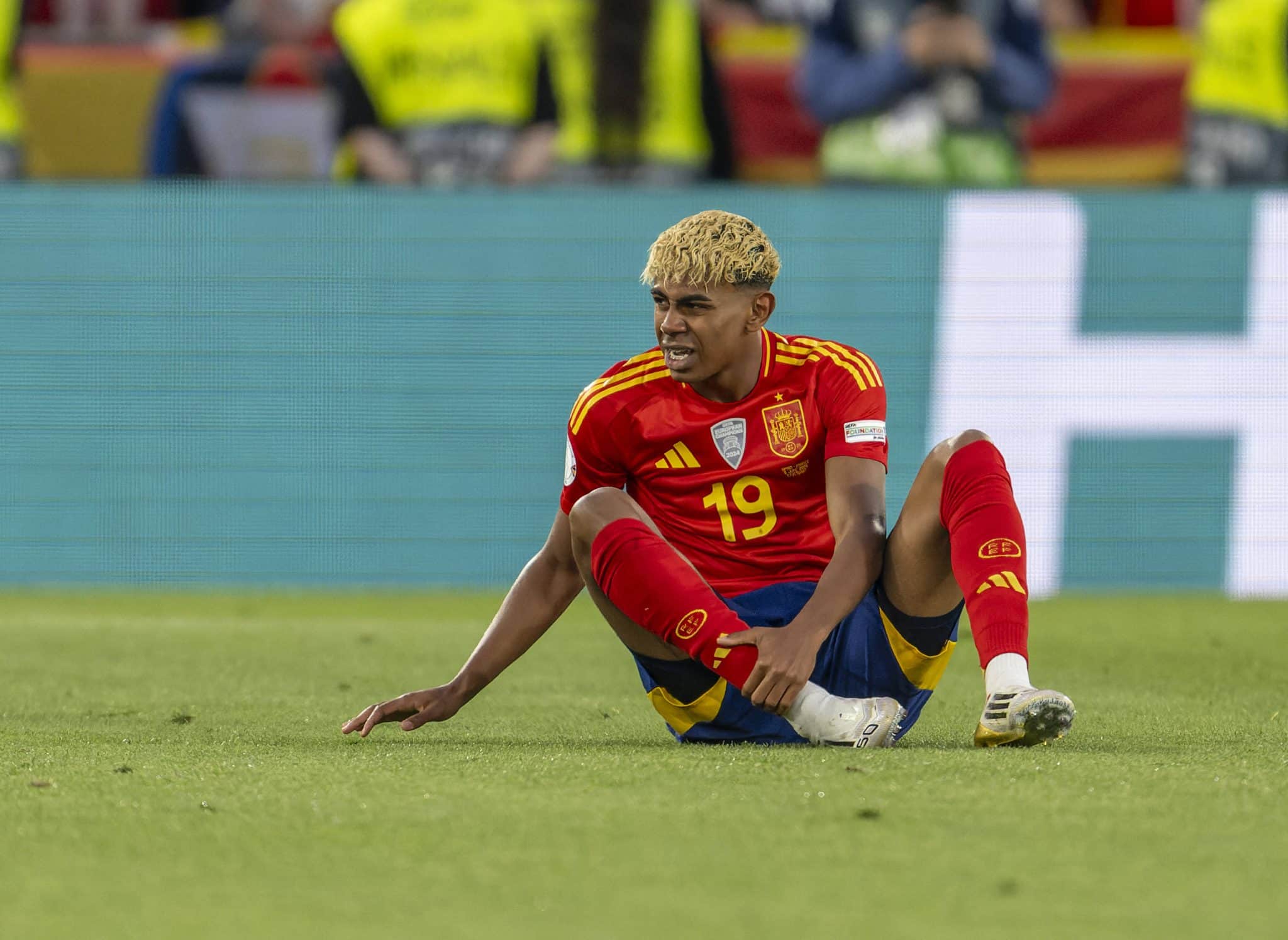 Yamal sente les&atilde;o durante jogo da Espanha