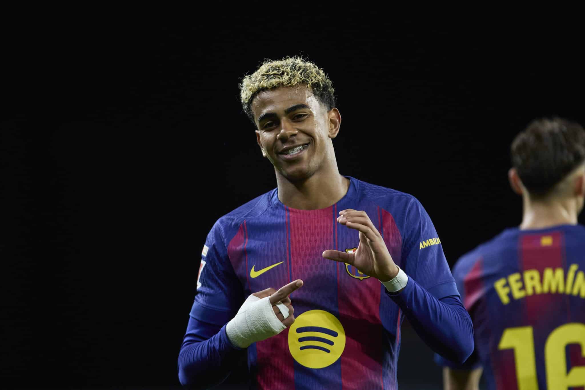 Lamine Yamal comemora gol pelo Barcelona